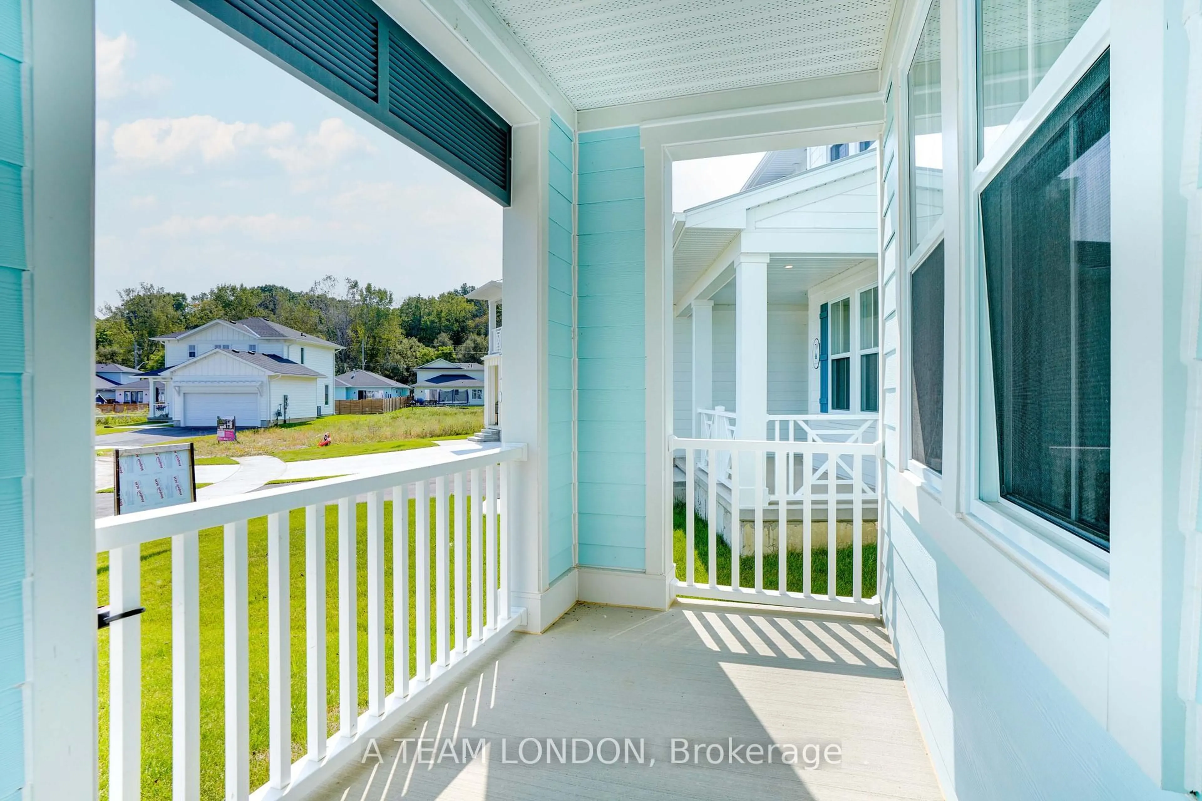 Home with vinyl exterior material, water/lake/river/ocean view for 72 The Promenade, Central Elgin Ontario N5L 1C5
