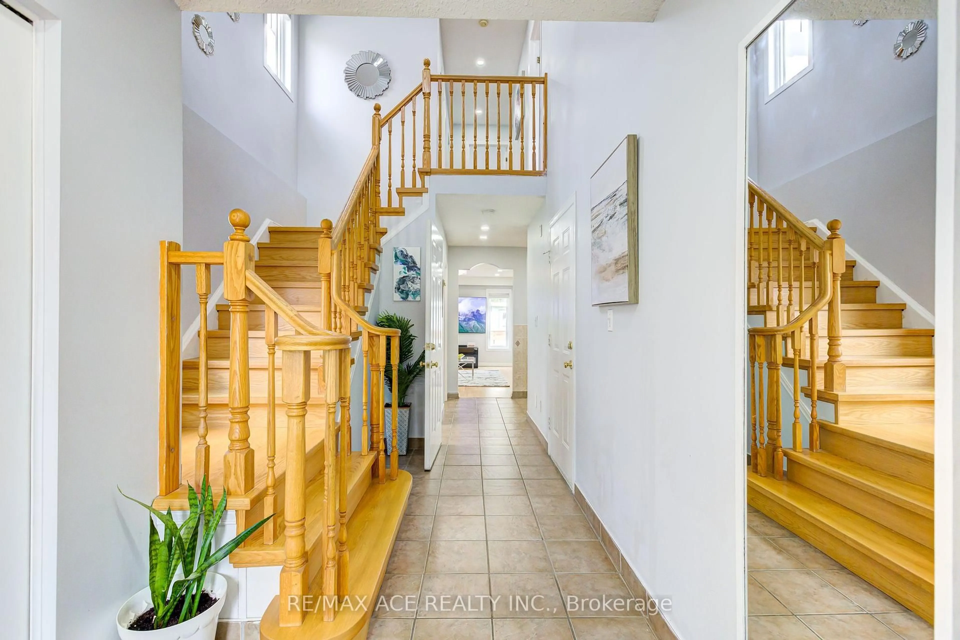 Indoor foyer for 632A Basswood St, Waterloo Ontario N2V 2K8