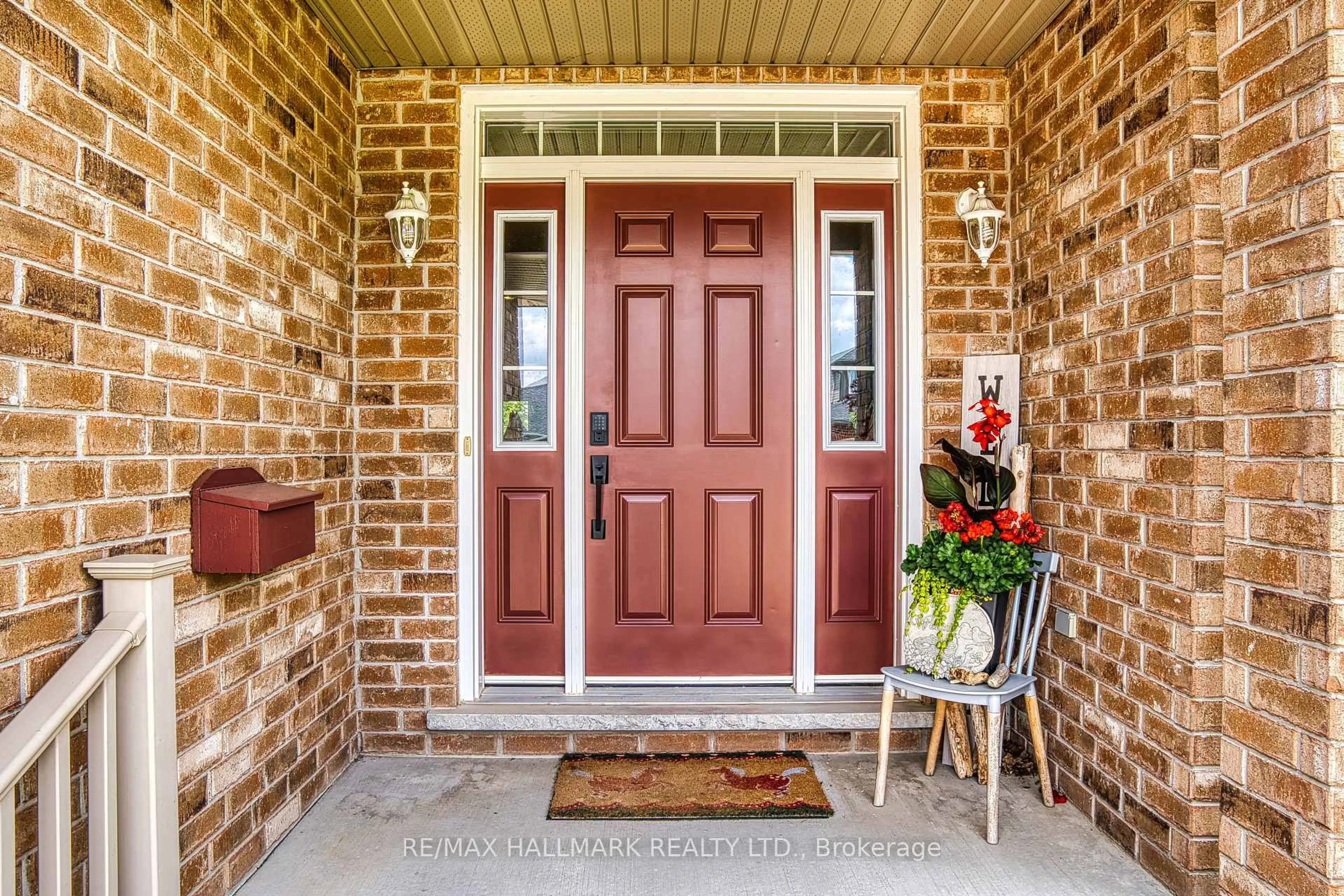 Indoor entryway for 735 WELLINGTON Ave, North Perth Ontario N4W 3S8