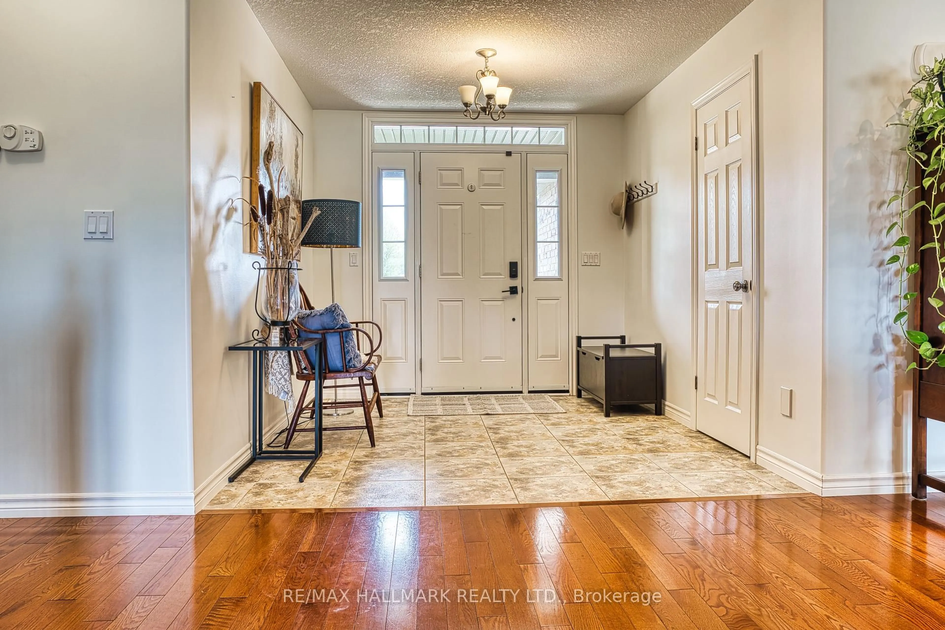 Indoor entryway for 735 WELLINGTON Ave, North Perth Ontario N4W 3S8
