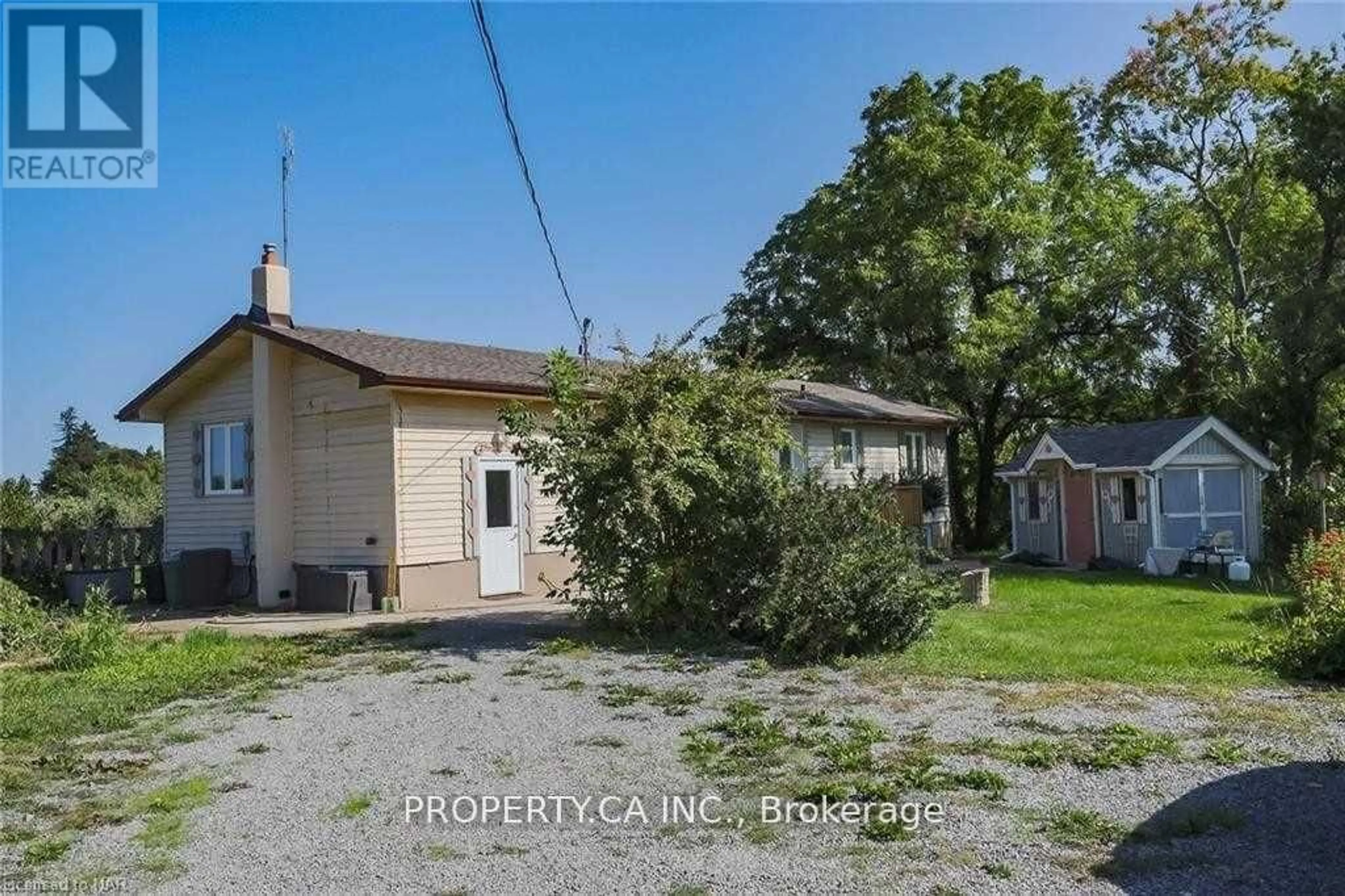 A pic from outside/outdoor area/front of a property/back of a property/a pic from drone, street for 1800-1814 Fifth St, St. Catharines Ontario L2R 6P9