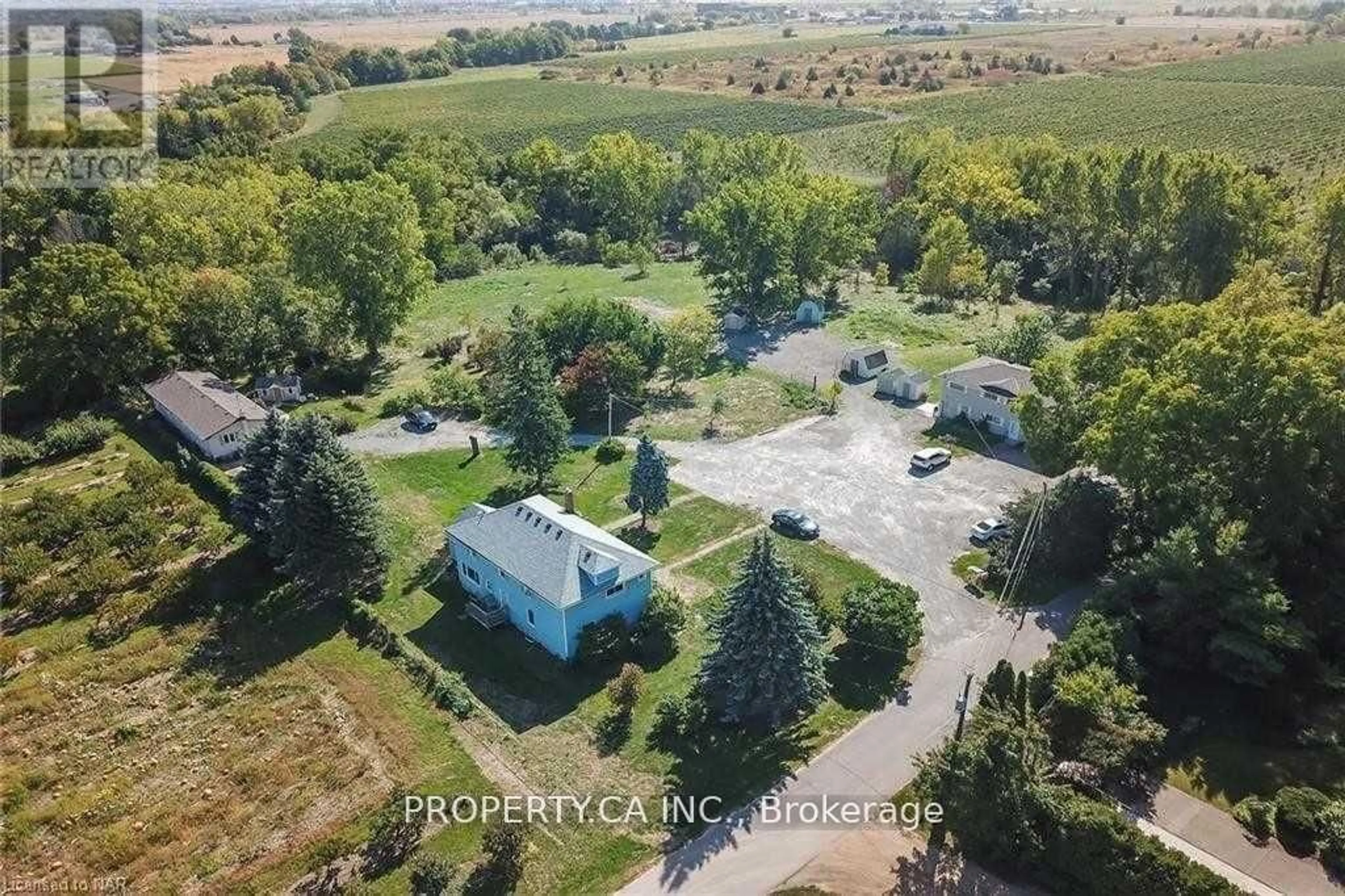 A pic from outside/outdoor area/front of a property/back of a property/a pic from drone, building for 1800-1814 Fifth St, St. Catharines Ontario L2R 6P9