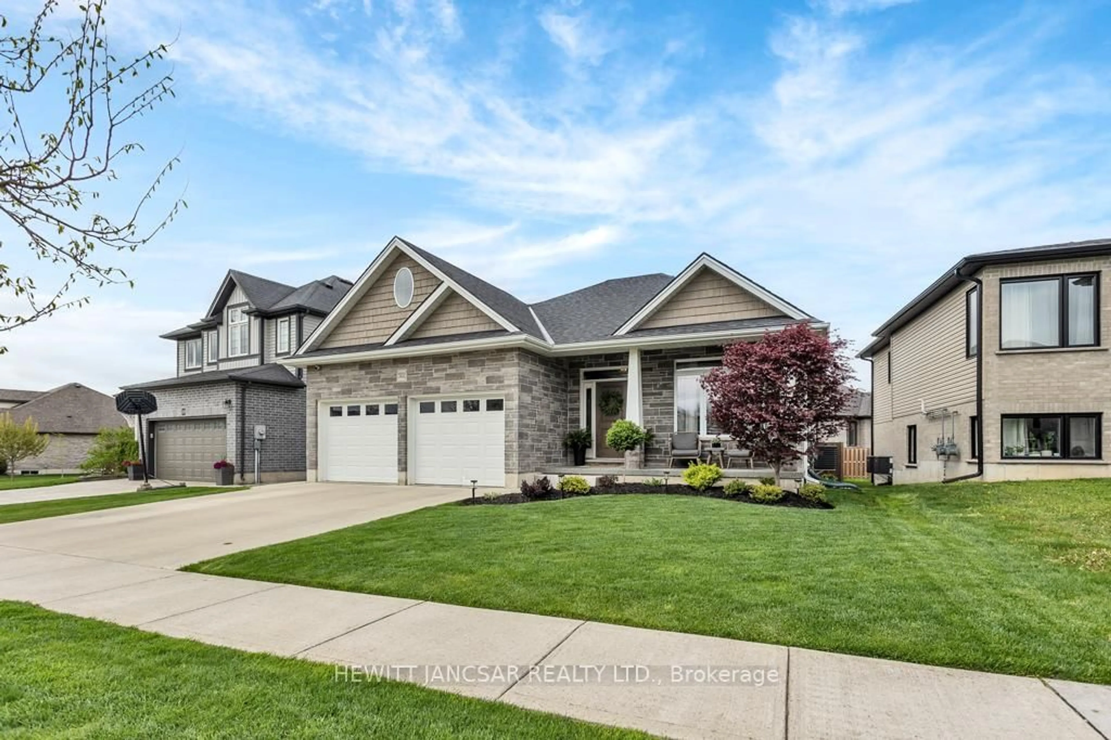 Home with vinyl exterior material, street for 502 Fairway Rd, Woodstock Ontario N4T 0E7