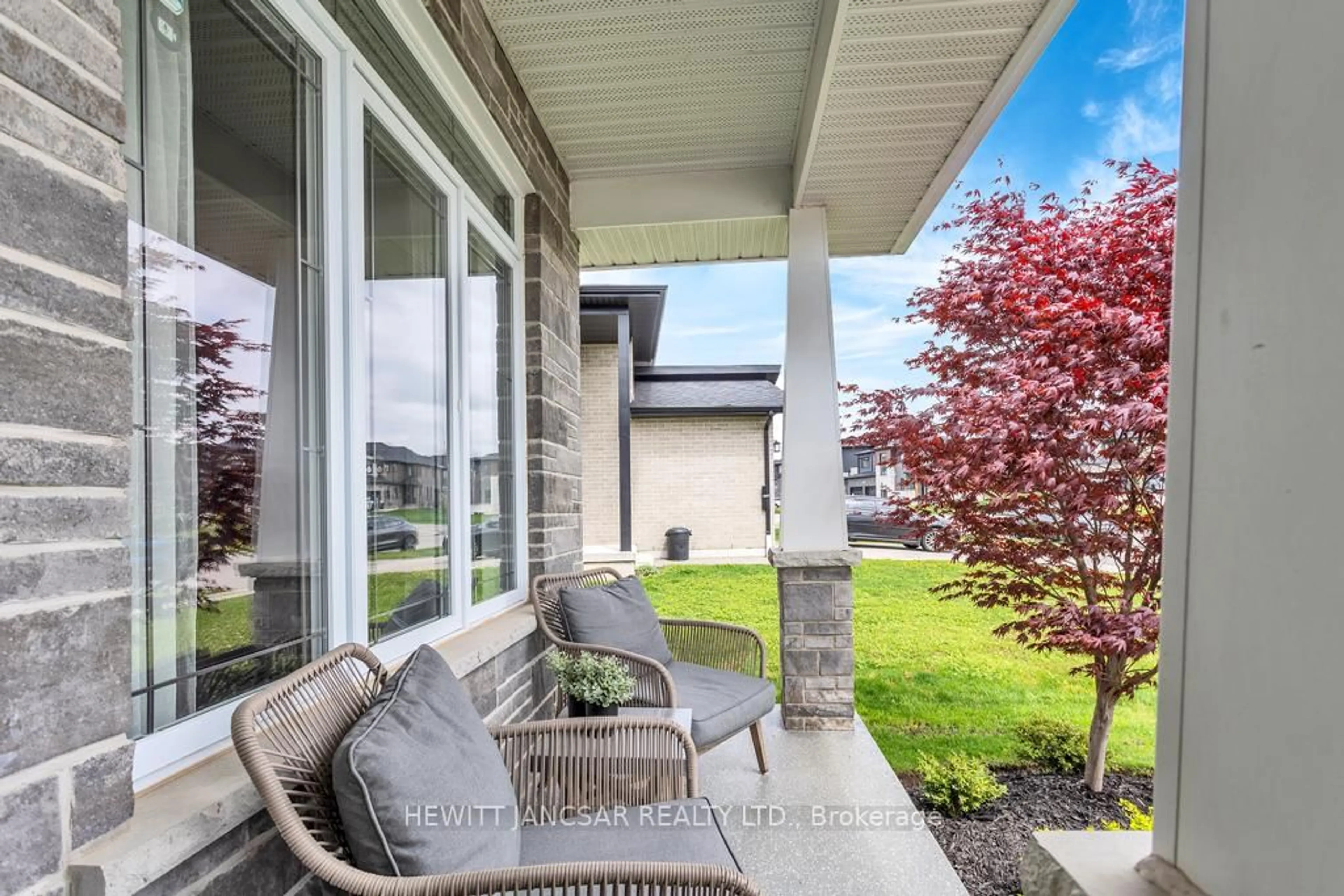 Patio, street for 502 Fairway Rd, Woodstock Ontario N4T 0E7