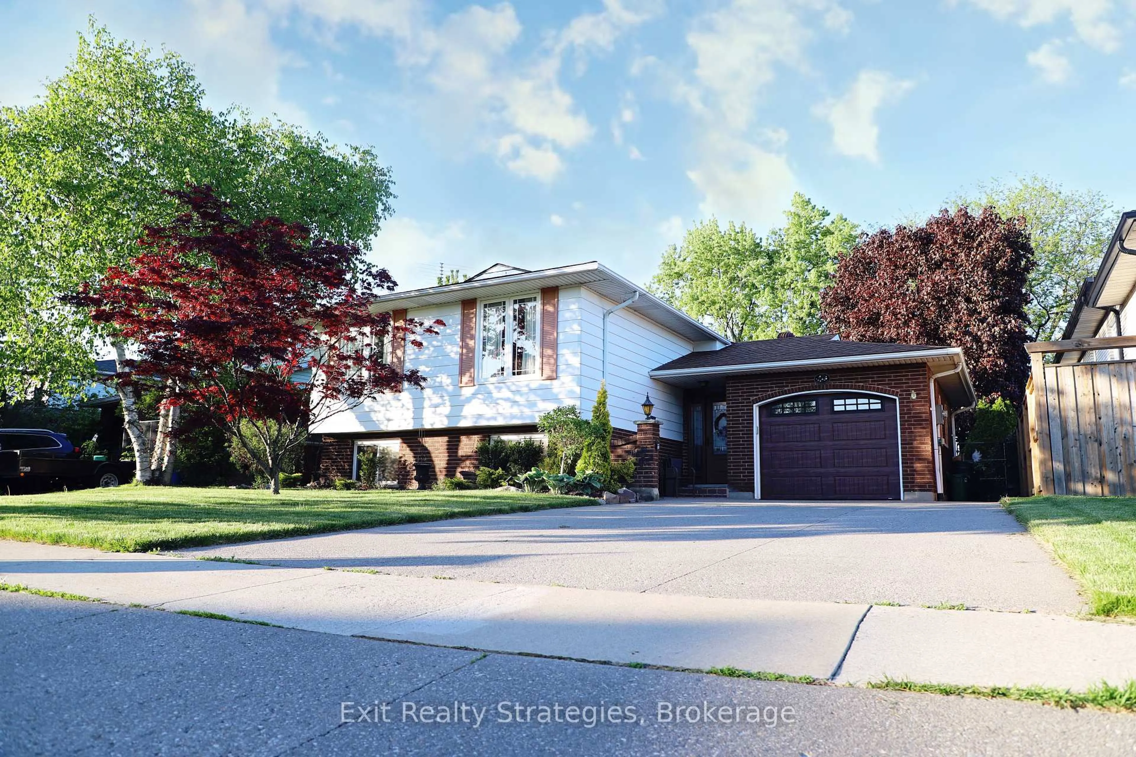 Home with vinyl exterior material, street for 35 Mcdonagh Cres, Thorold Ontario L2V 4G3