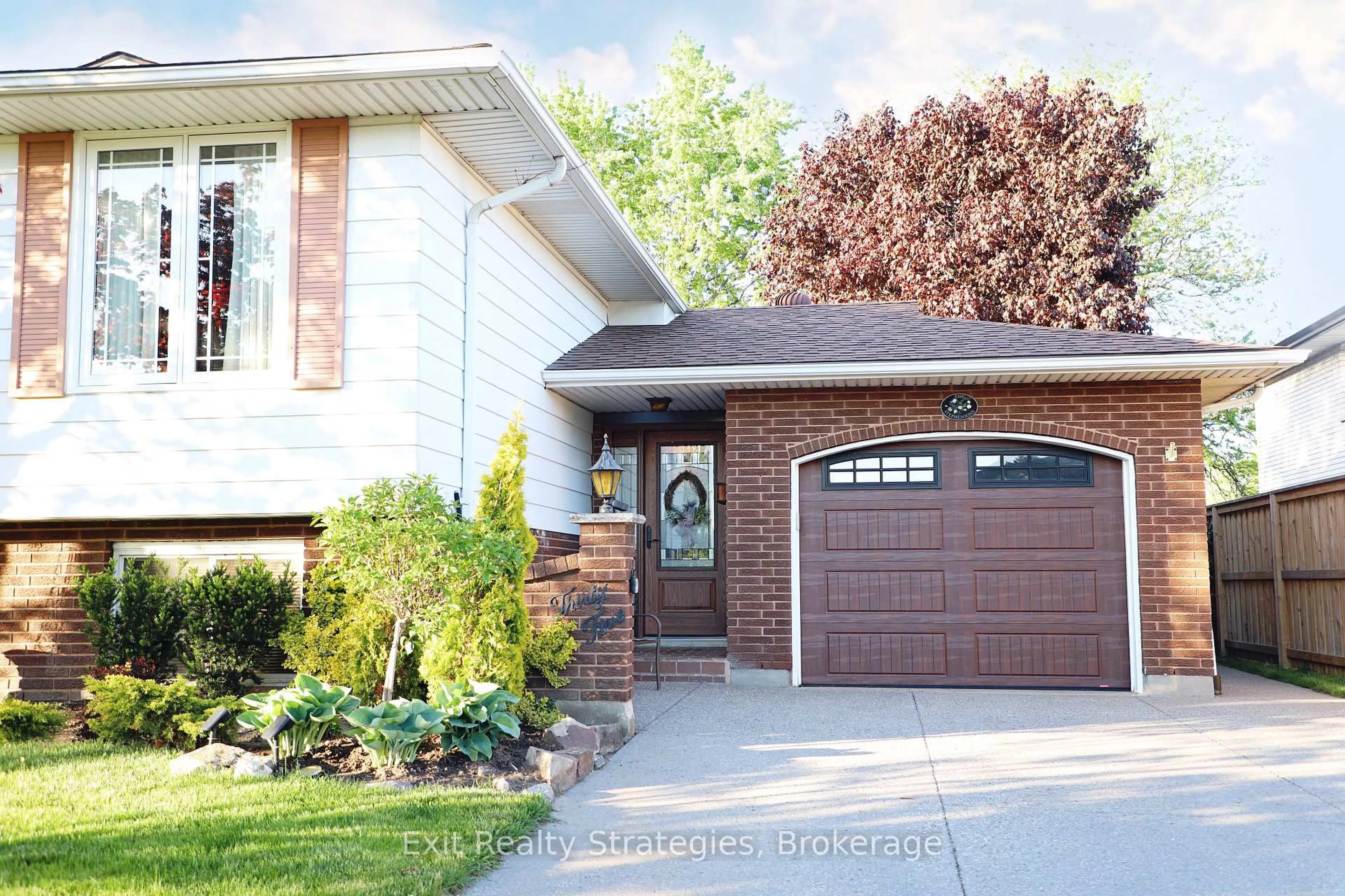 Home with brick exterior material, street for 35 Mcdonagh Cres, Thorold Ontario L2V 4G3