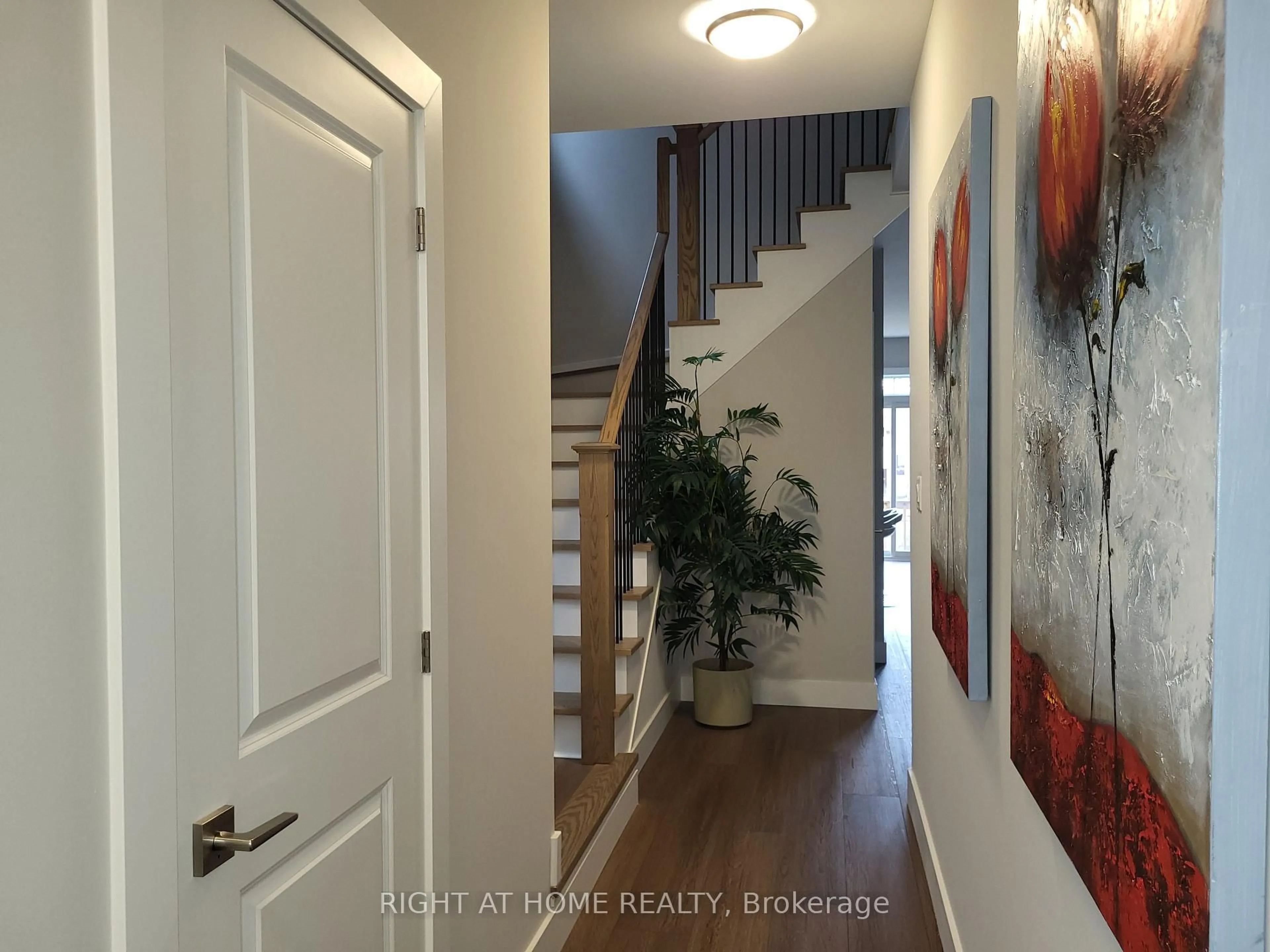 Indoor entryway for 140 Black Willow Cres, Blue Mountains Ontario L9Y 4E4