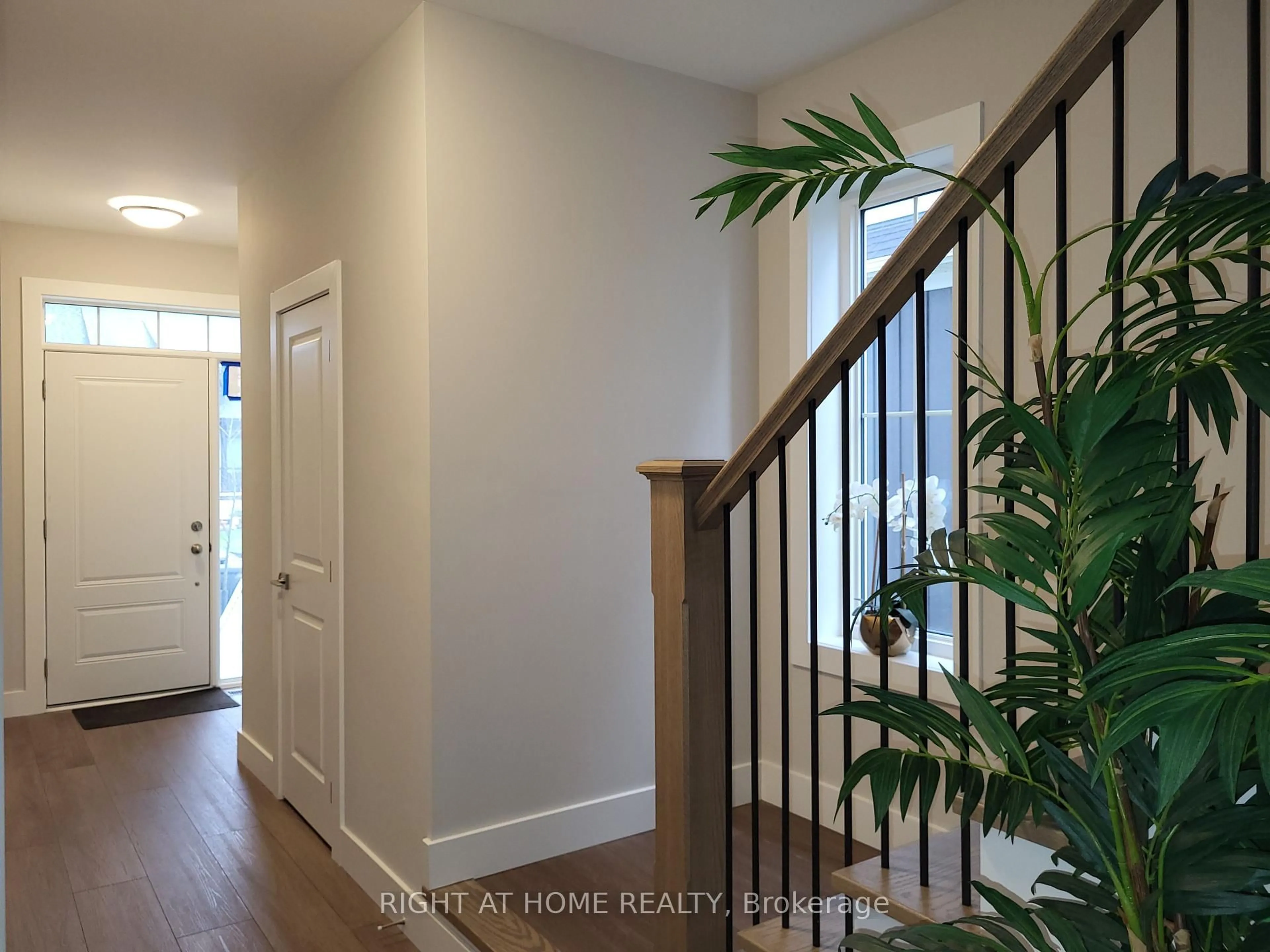 Indoor entryway for 140 Black Willow Cres, Blue Mountains Ontario L9Y 4E4
