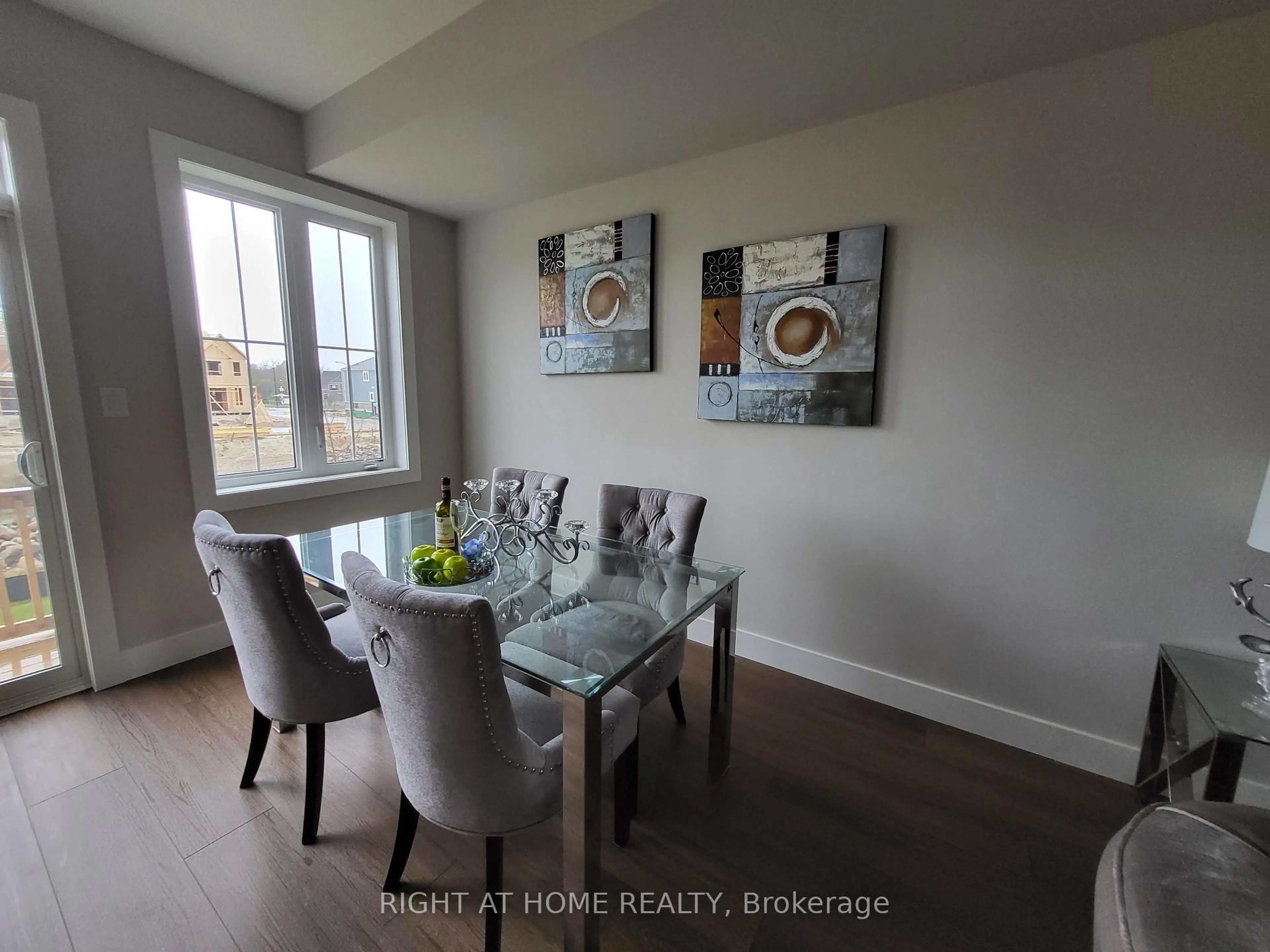 Dining room, wood/laminate floor for 140 Black Willow Cres, Blue Mountains Ontario L9Y 4E4