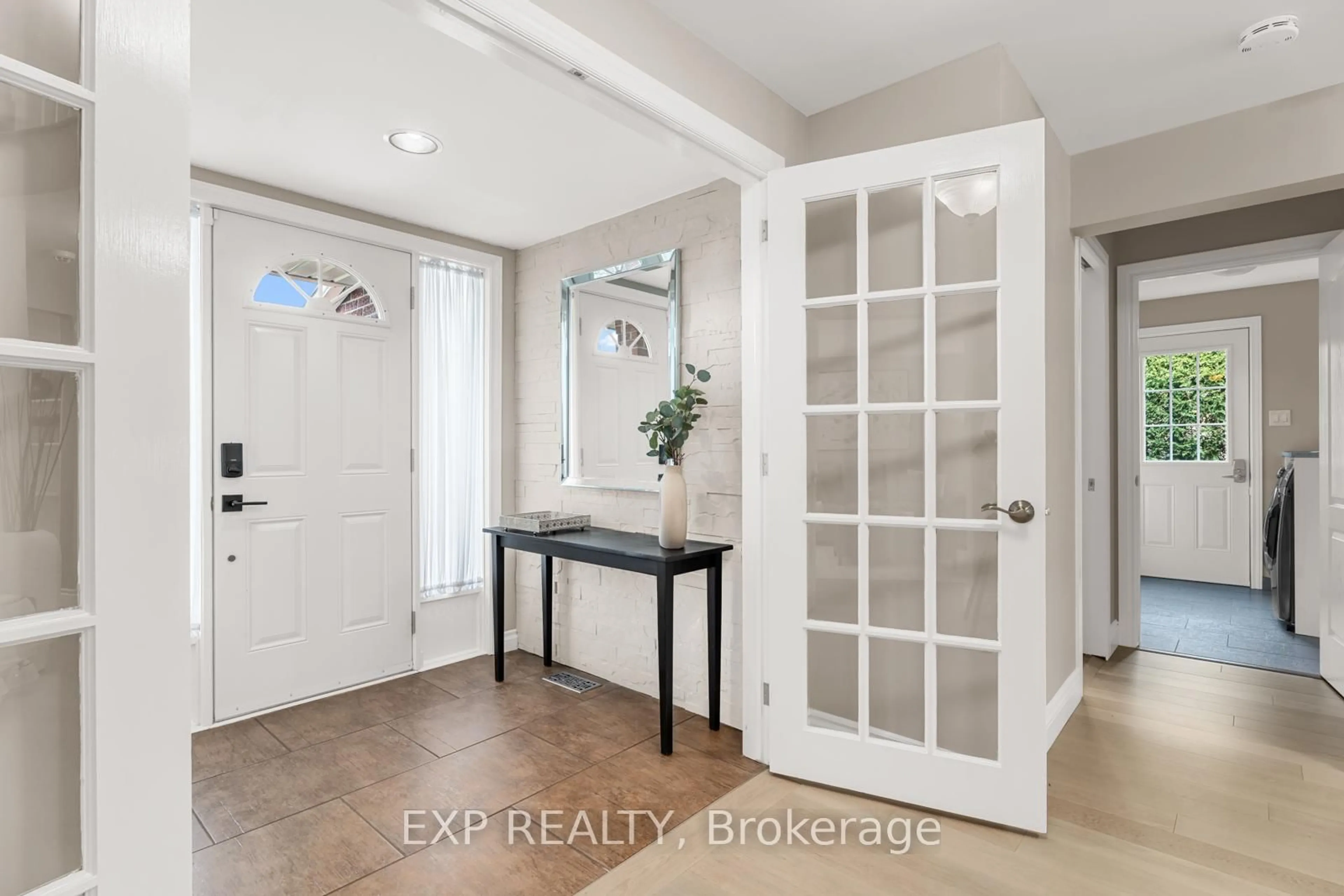 Indoor entryway for 1822 Thornecrest St, Orleans Ontario K1C 6K9