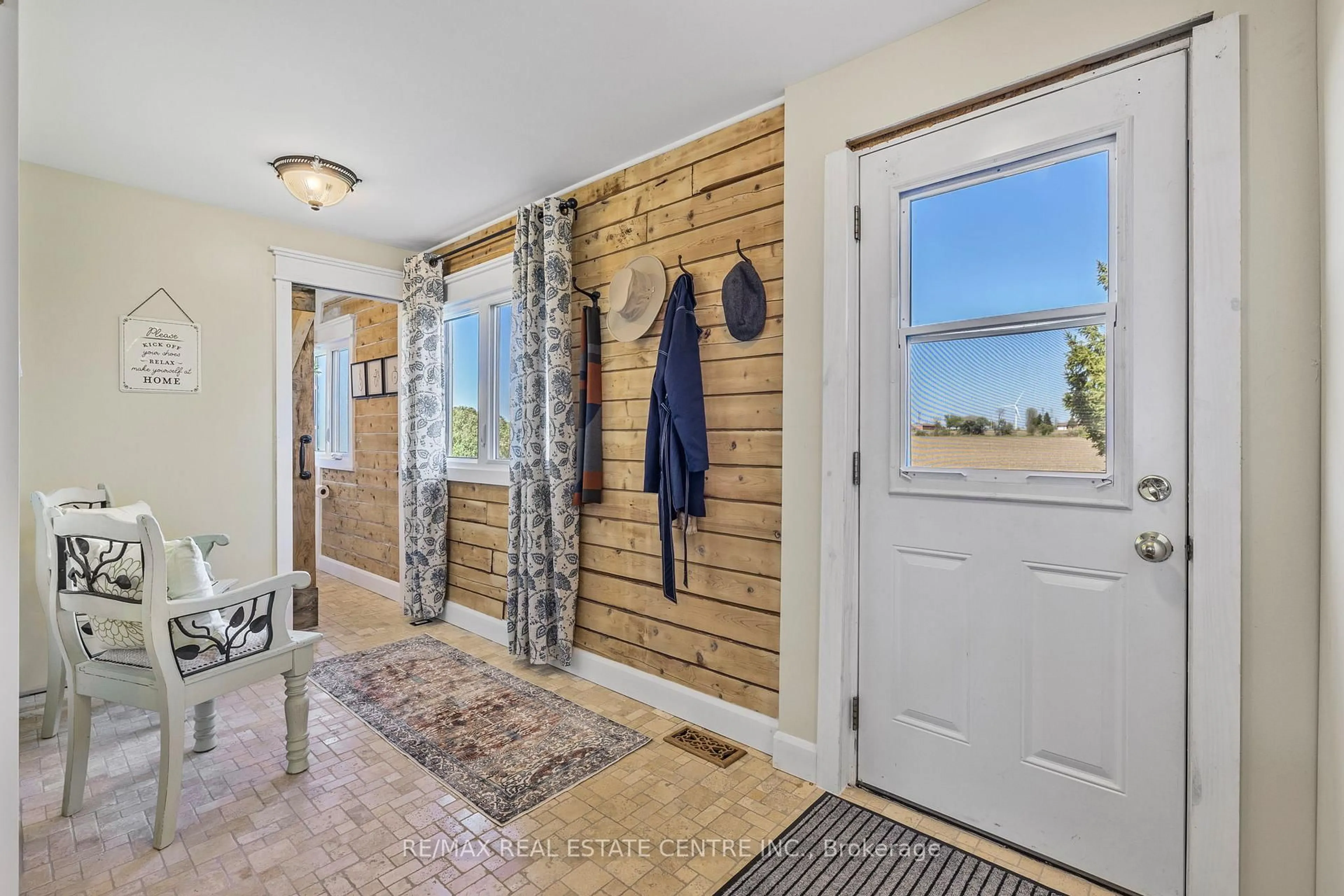Indoor entryway for 74019 24 - 25 Sdrd, East Luther Grand Valley Ontario L9W 0J3