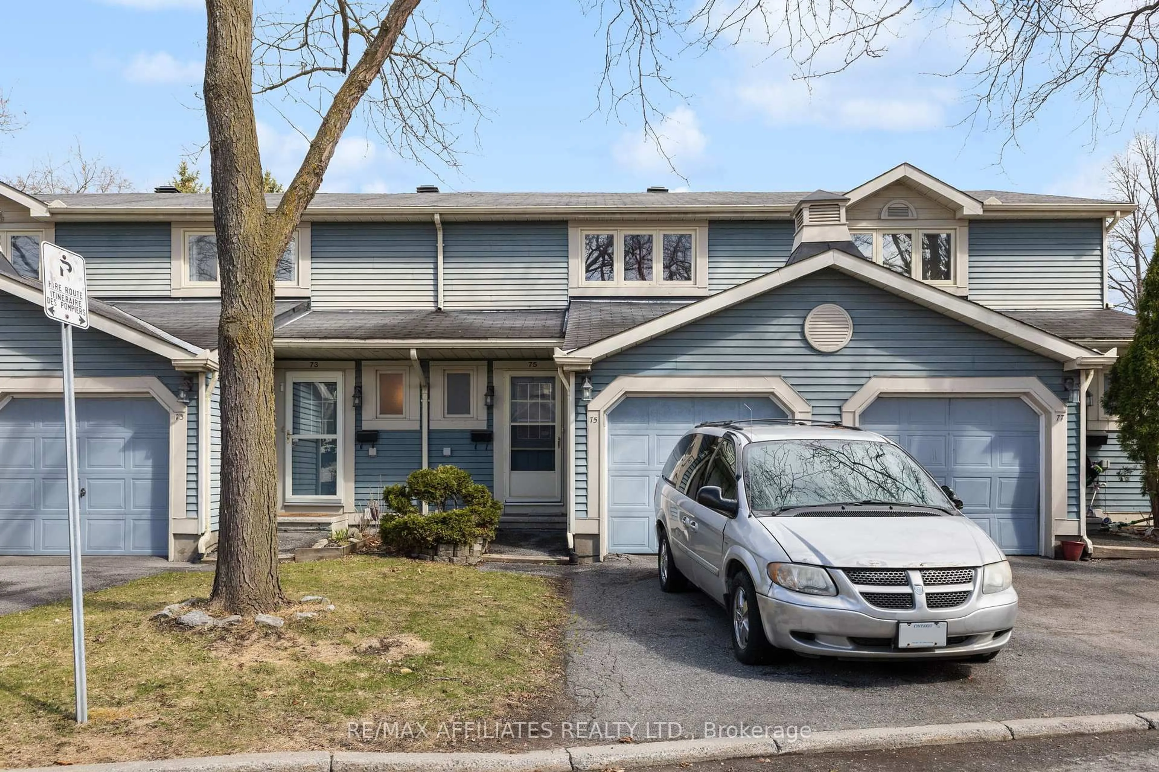 Home with vinyl exterior material, street for 75 Saxton Private, Ottawa Ontario K2H 9P3