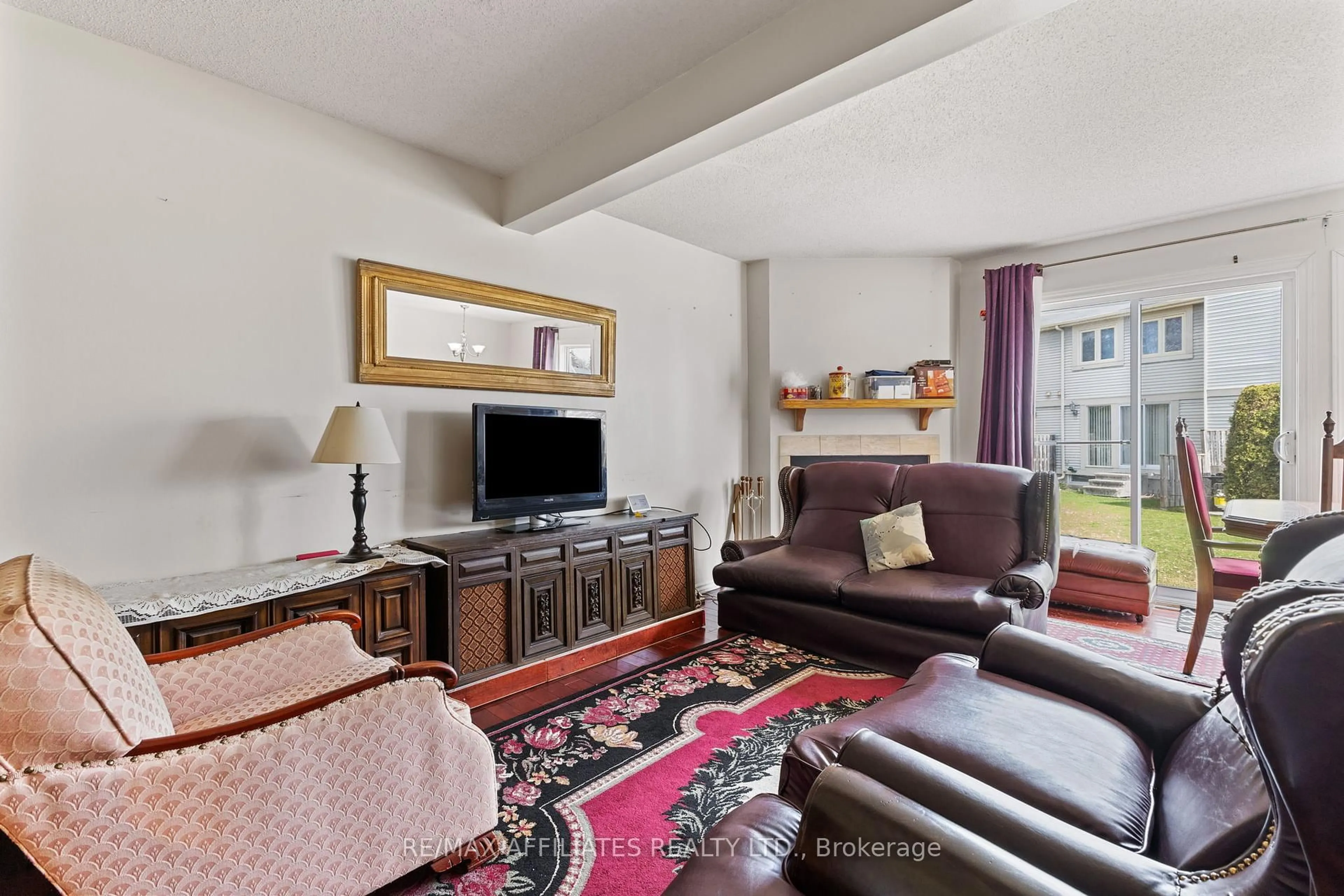 Living room with furniture, unknown for 75 Saxton Private, Ottawa Ontario K2H 9P3