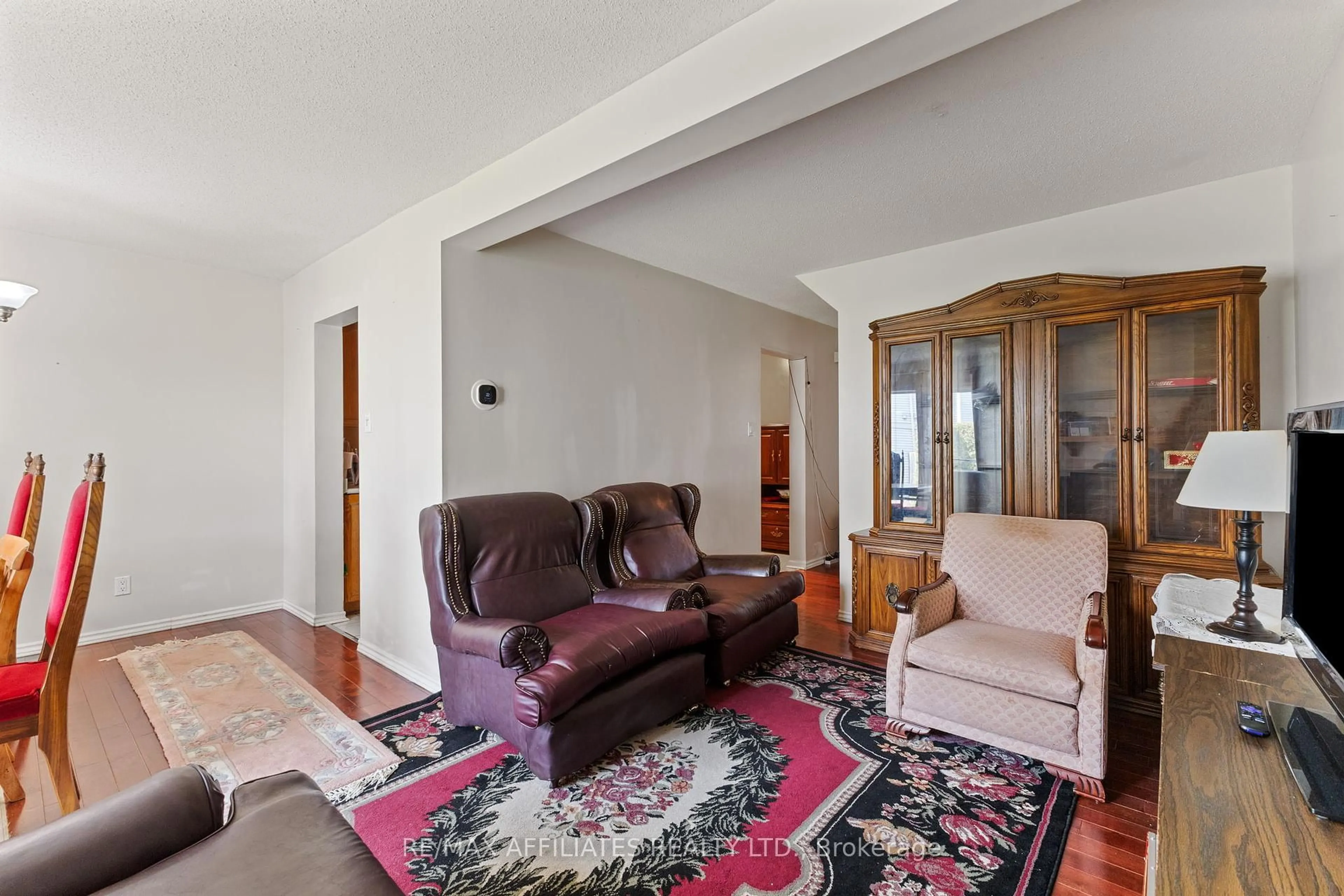 Living room with furniture, unknown for 75 Saxton Private, Ottawa Ontario K2H 9P3