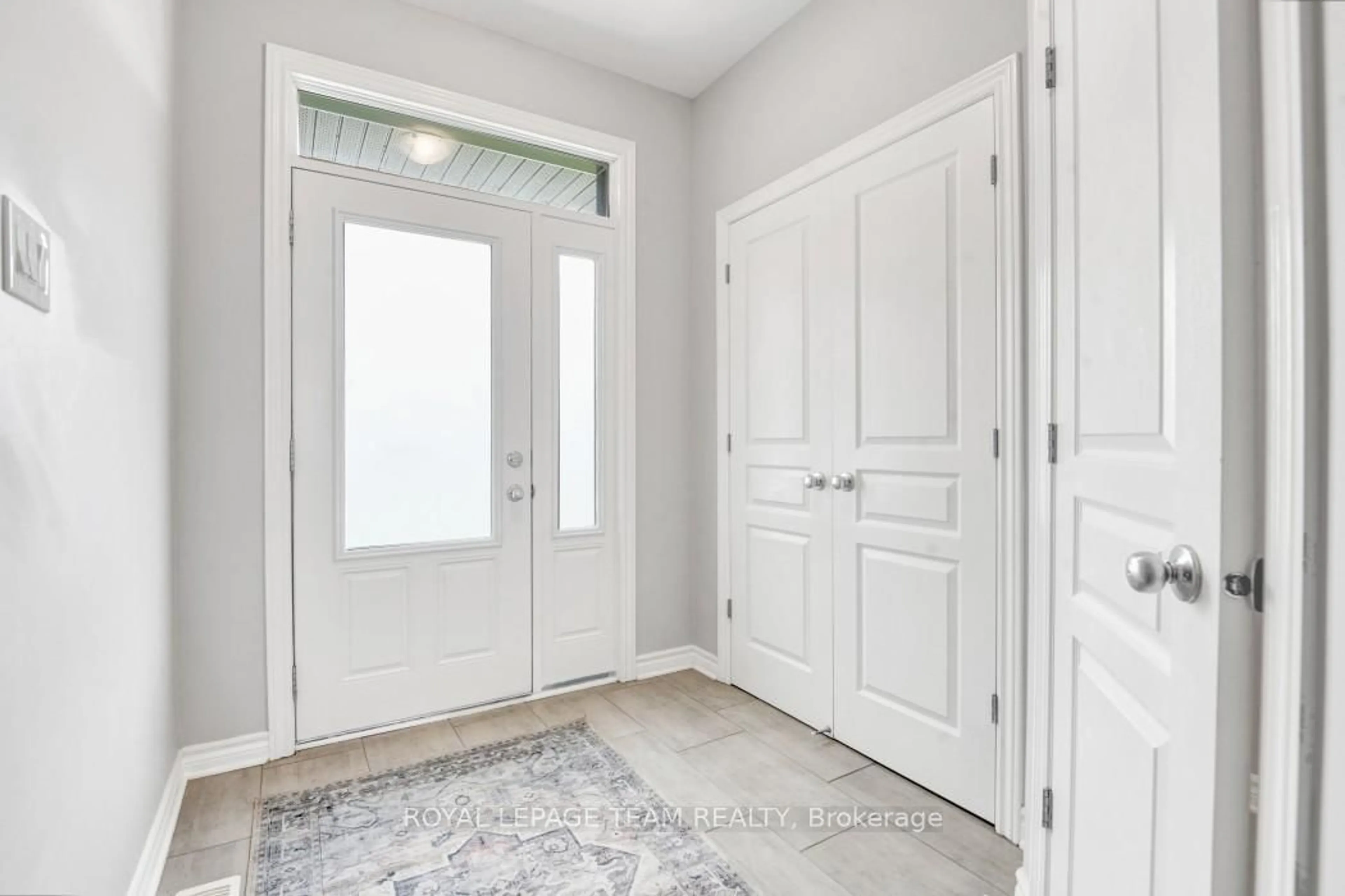 Indoor entryway for 695 PARADE Dr, Ottawa Ontario K2S 0Z3