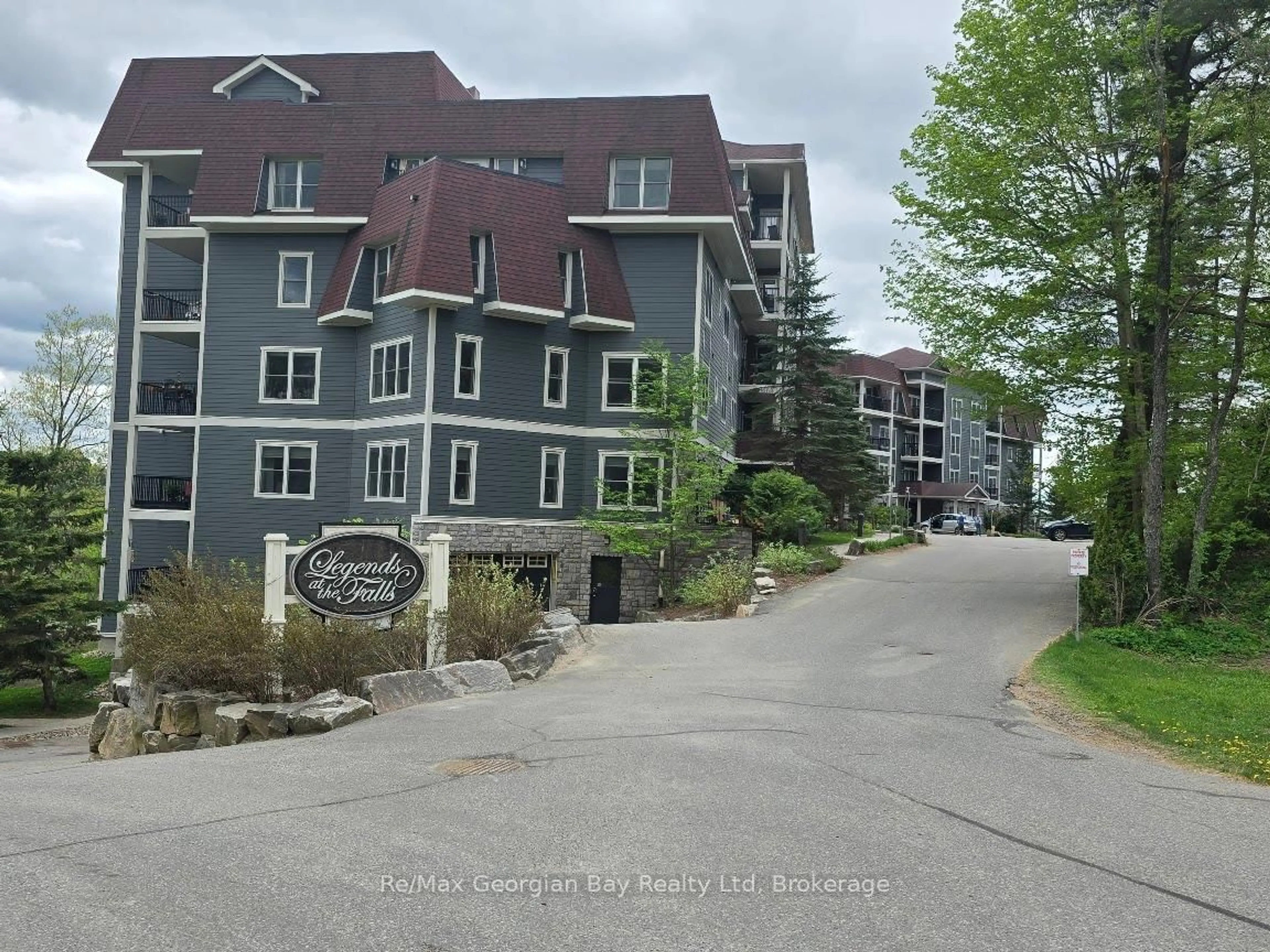 A pic from outside/outdoor area/front of a property/back of a property/a pic from drone, unknown for 10 KIMBERLEY Ave #206, Bracebridge Ontario P1L 0A4