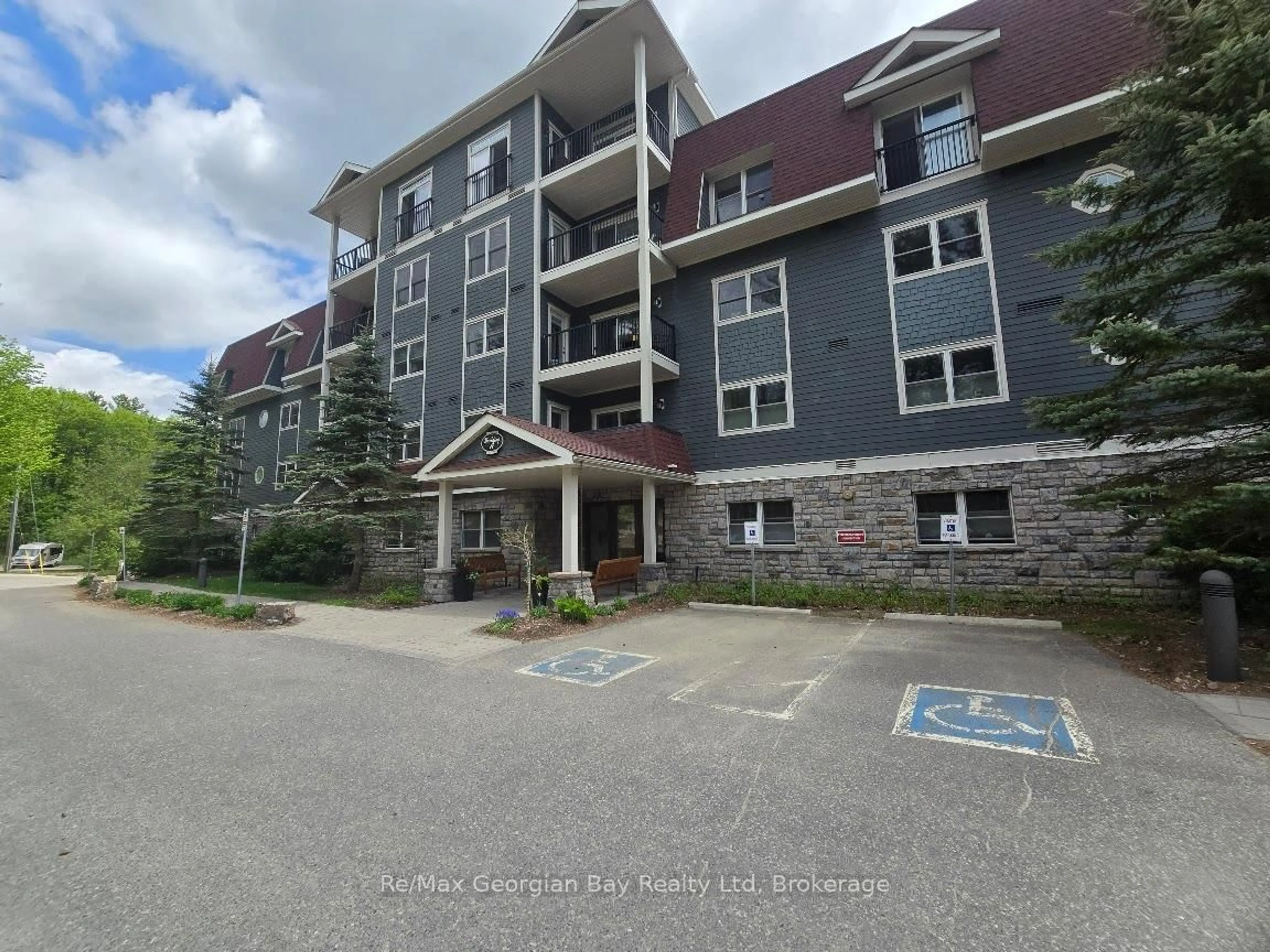 A pic from outside/outdoor area/front of a property/back of a property/a pic from drone, building for 10 KIMBERLEY Ave #206, Bracebridge Ontario P1L 0A4