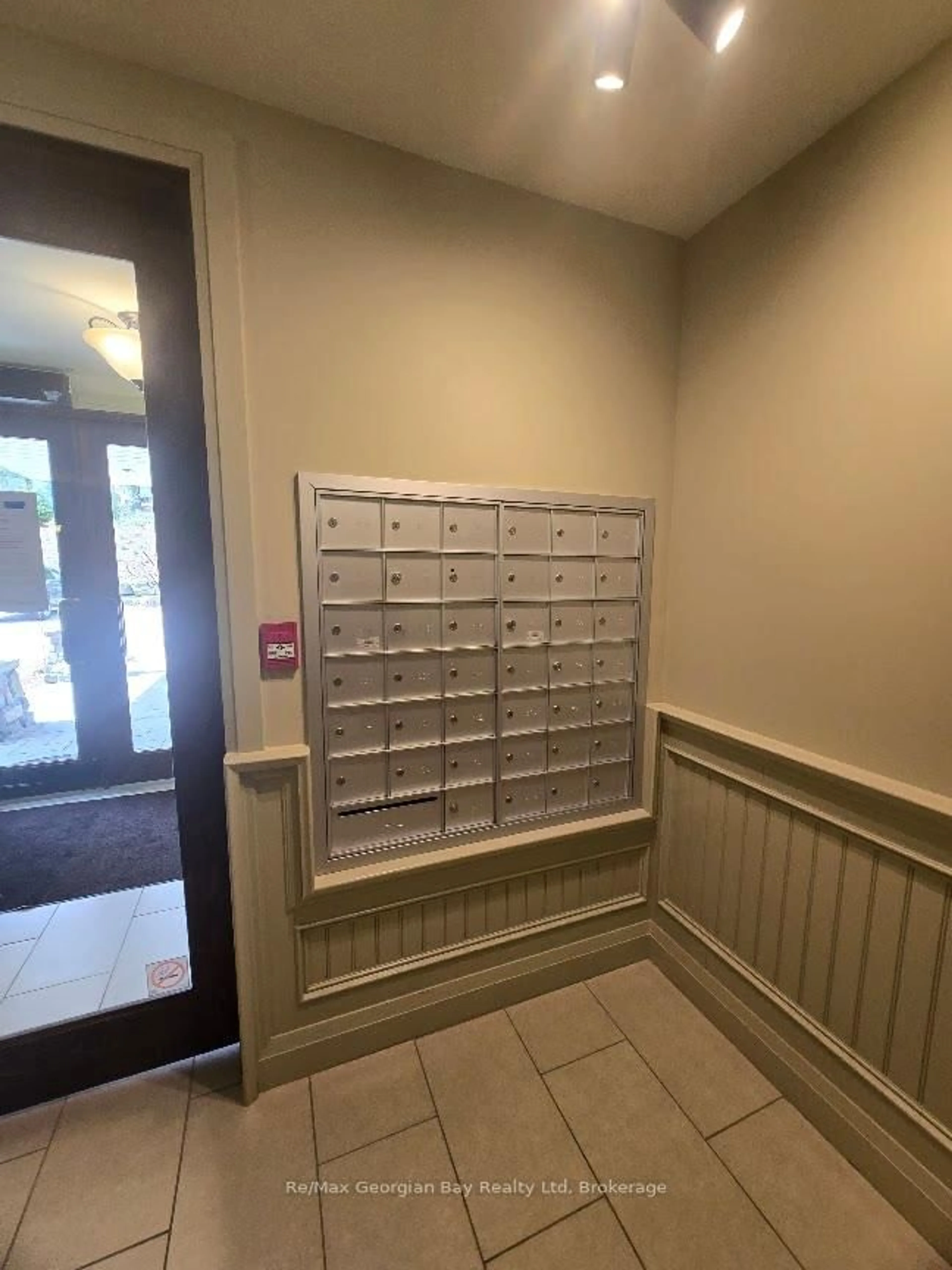 Indoor foyer for 10A KIMBERLEY Ave #206A, Bracebridge Ontario P1L 0A4