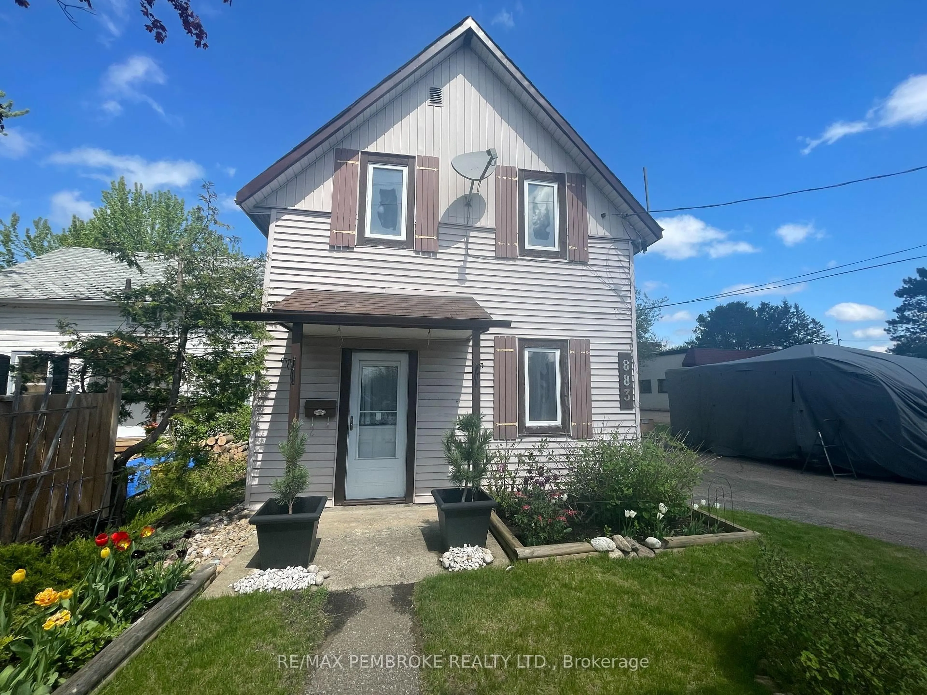 Home with vinyl exterior material, street for 883 Pembroke St, Pembroke Ontario K8A 5P5