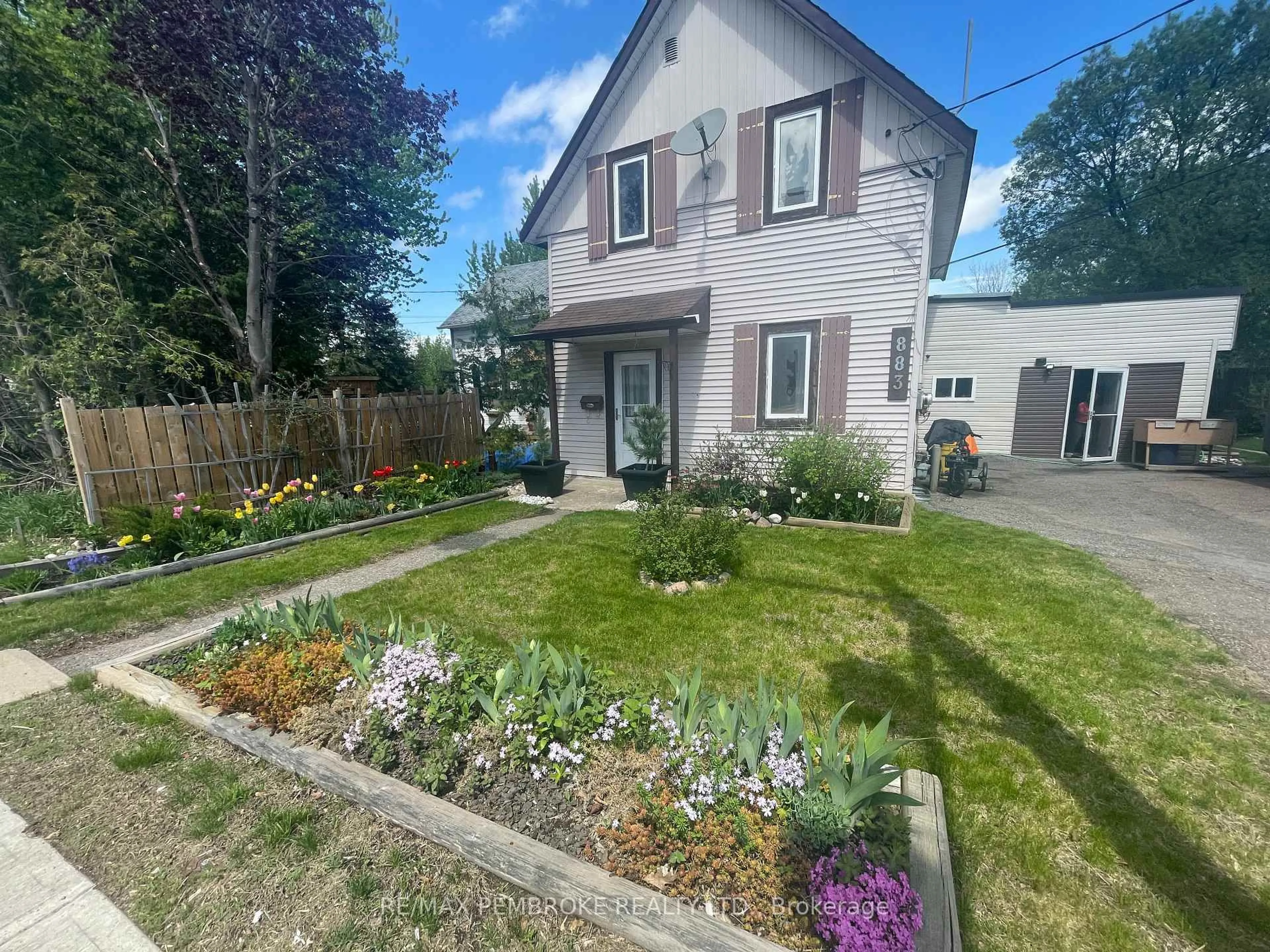 A pic from outside/outdoor area/front of a property/back of a property/a pic from drone, street for 883 Pembroke St, Pembroke Ontario K8A 5P5