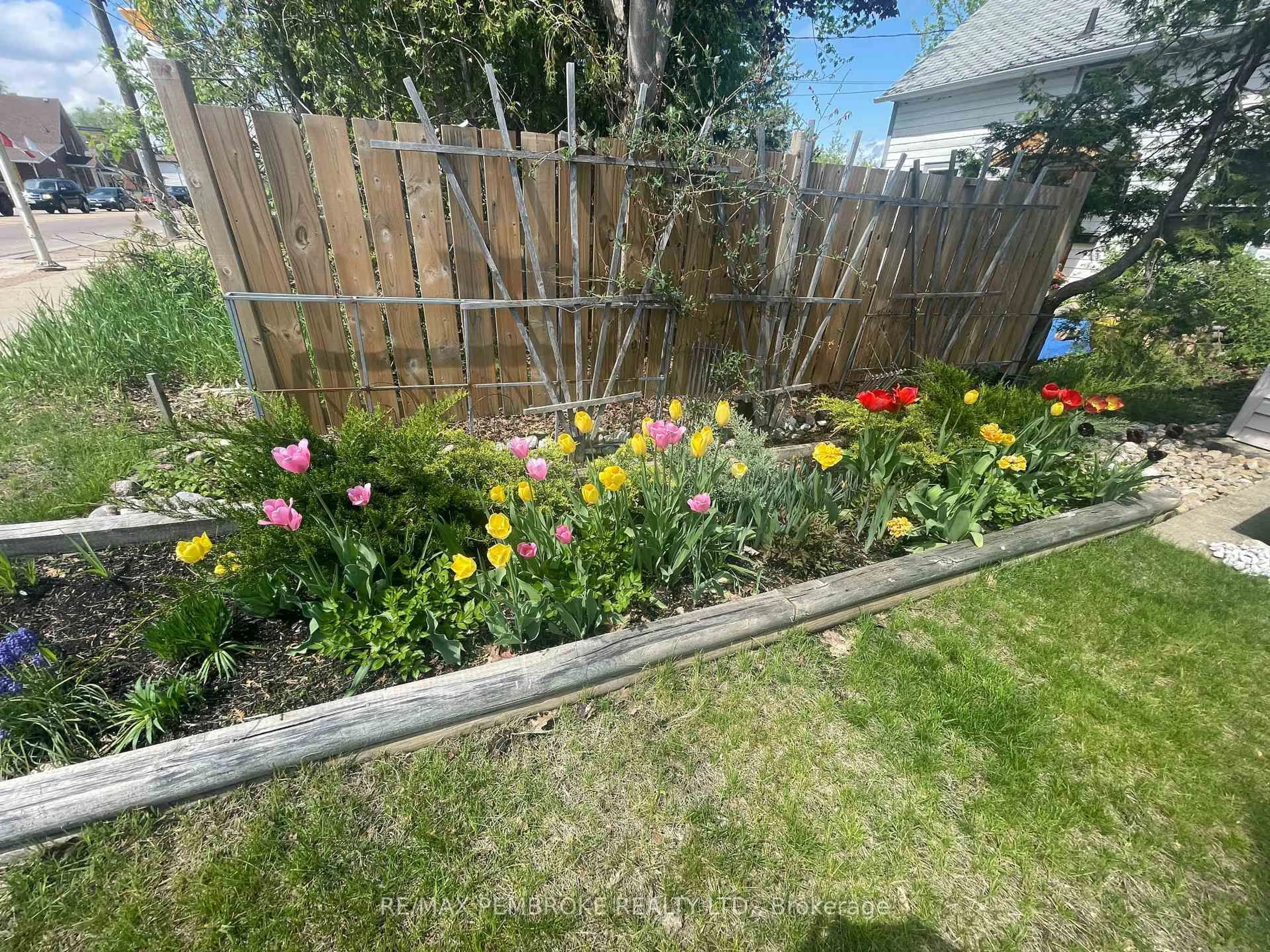 A pic from outside/outdoor area/front of a property/back of a property/a pic from drone, street for 883 Pembroke St, Pembroke Ontario K8A 5P5