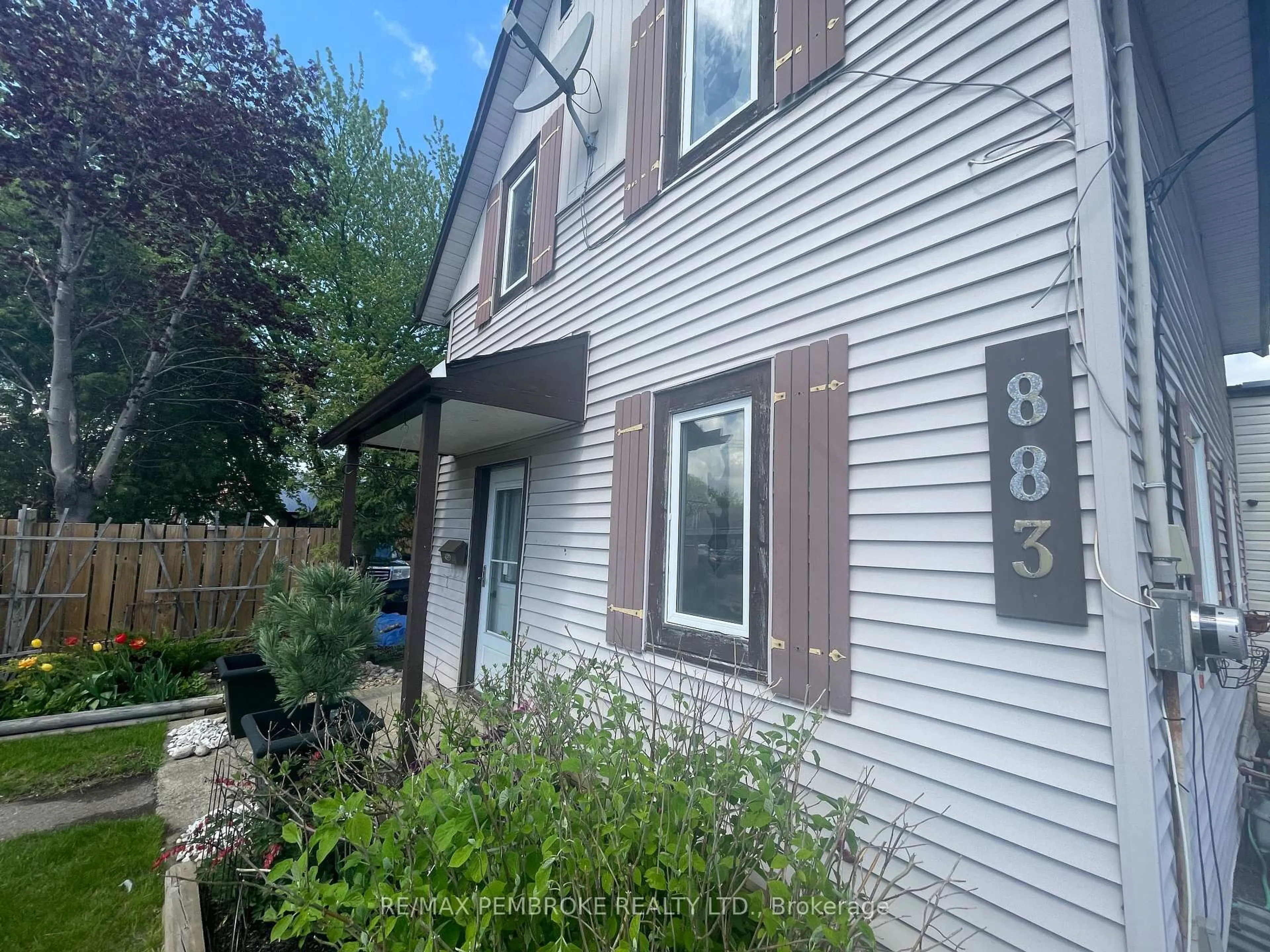 Home with vinyl exterior material, street for 883 Pembroke St, Pembroke Ontario K8A 5P5