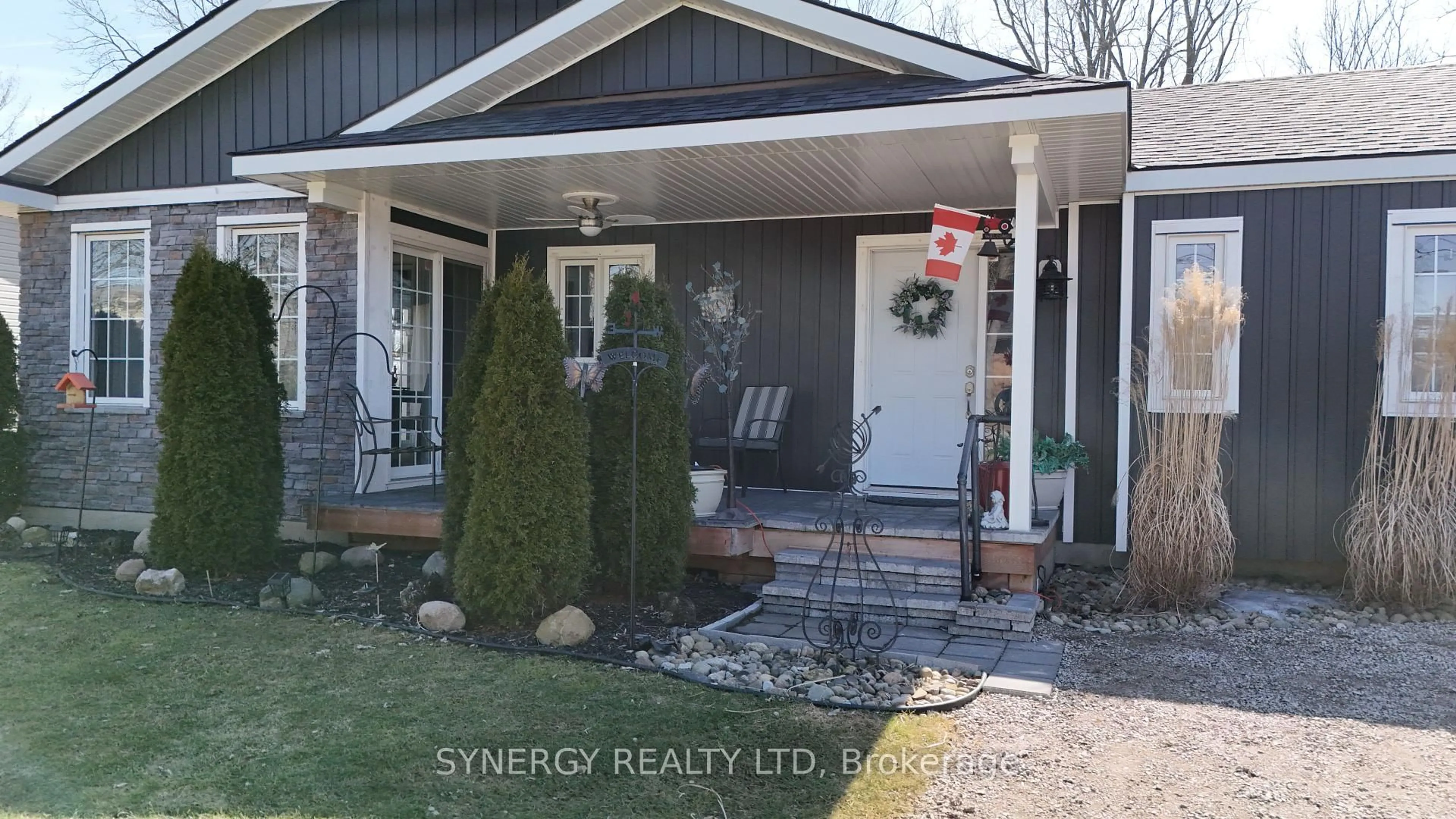 Indoor entryway for 7953 Railroad Line, Brooke-Alvinston Ontario N0M 2S0