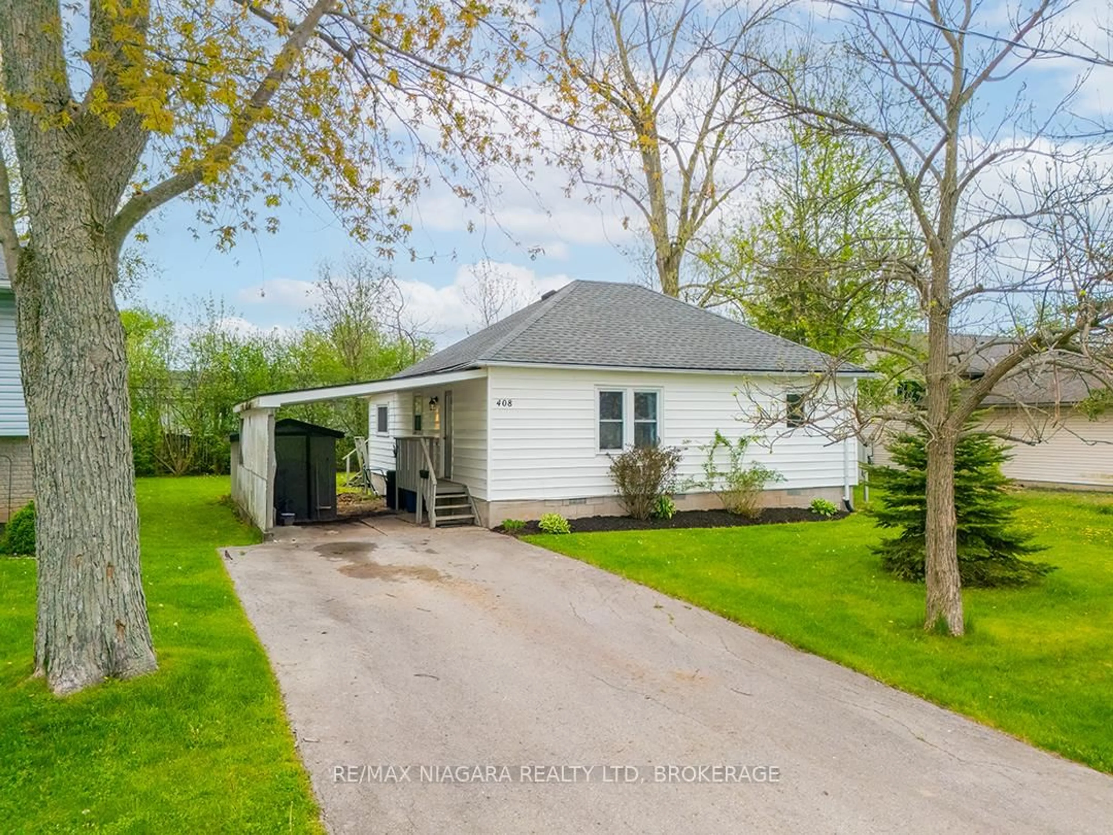 A pic from outside/outdoor area/front of a property/back of a property/a pic from drone, street for 408 Fairview Rd, Fort Erie Ontario L2A 4S2