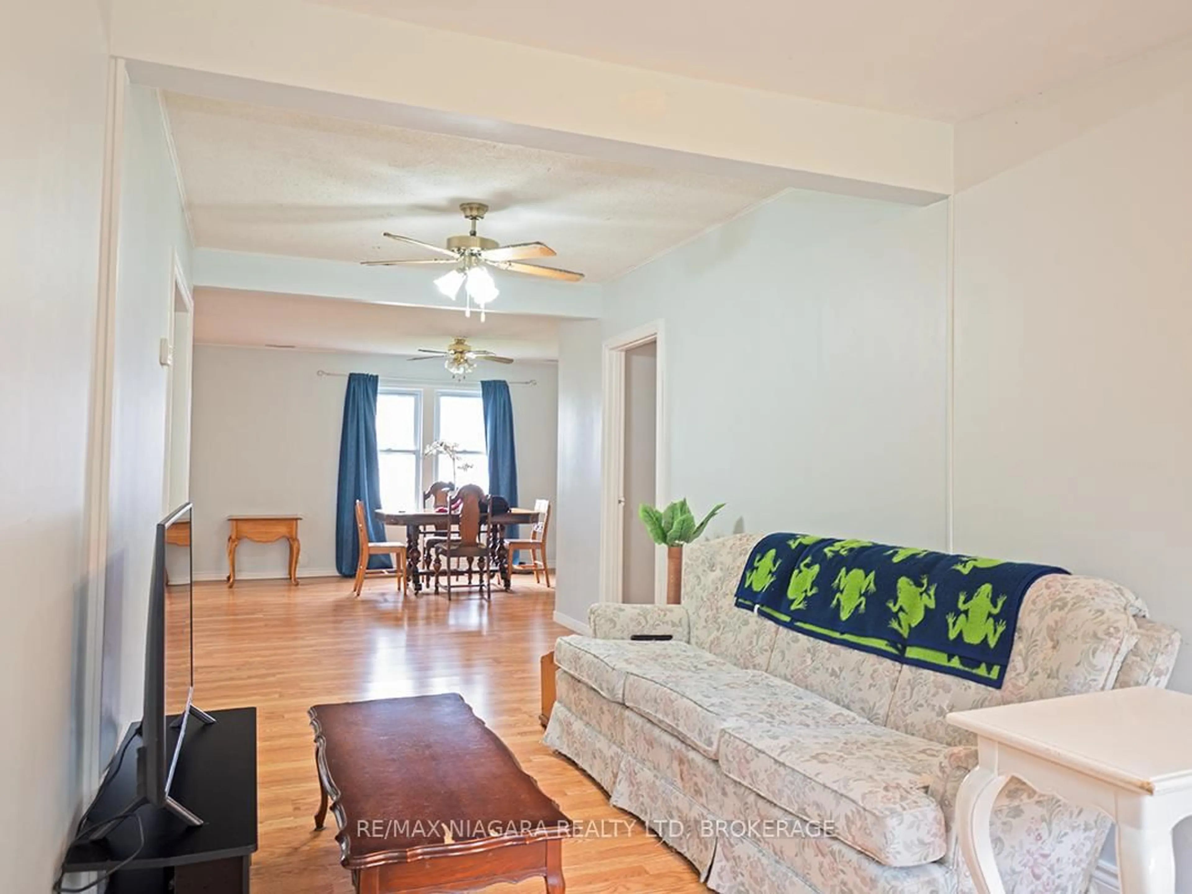 Living room with furniture, wood/laminate floor for 408 Fairview Rd, Fort Erie Ontario L2A 4S2