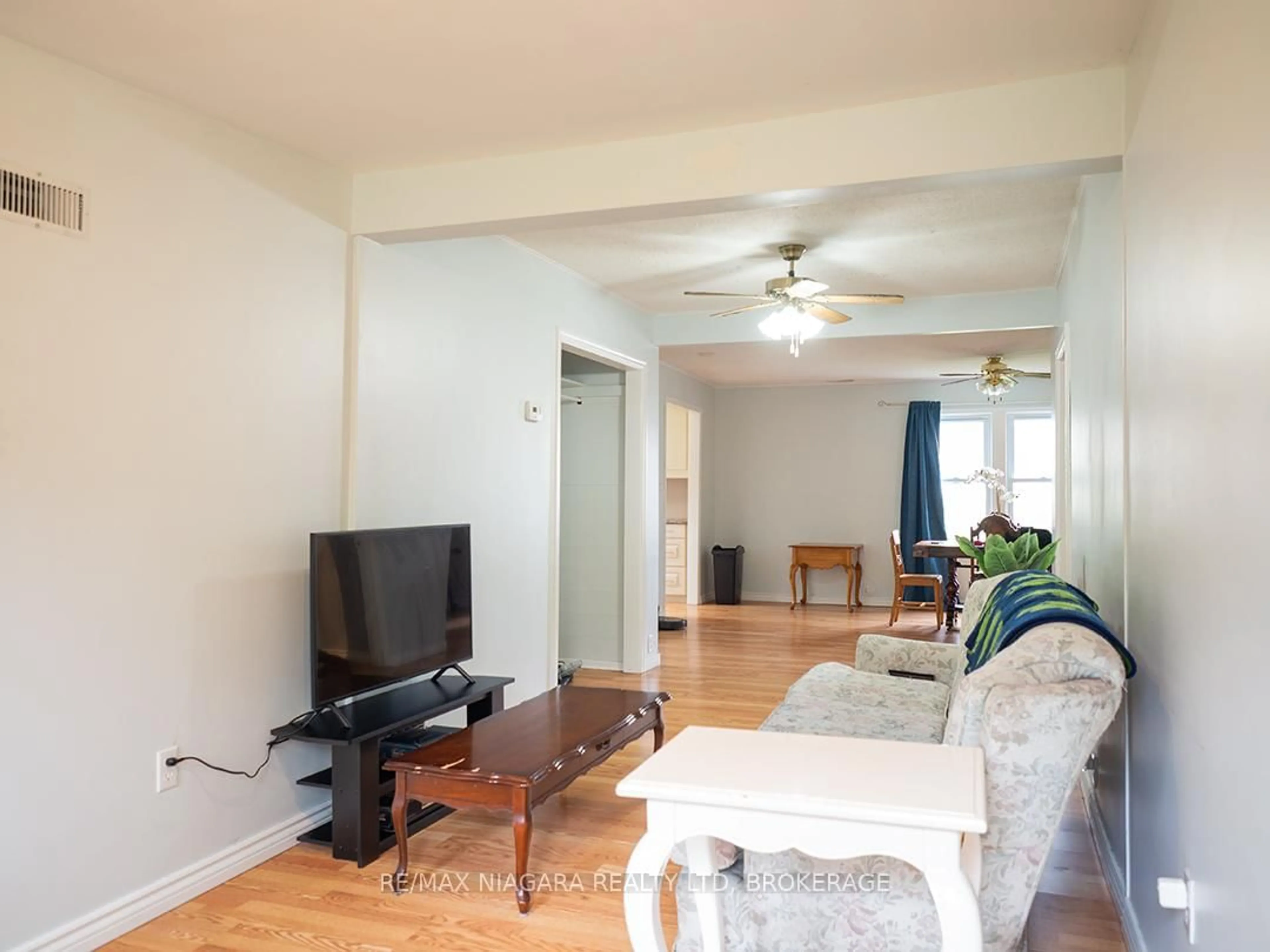 Living room with furniture, wood/laminate floor for 408 Fairview Rd, Fort Erie Ontario L2A 4S2