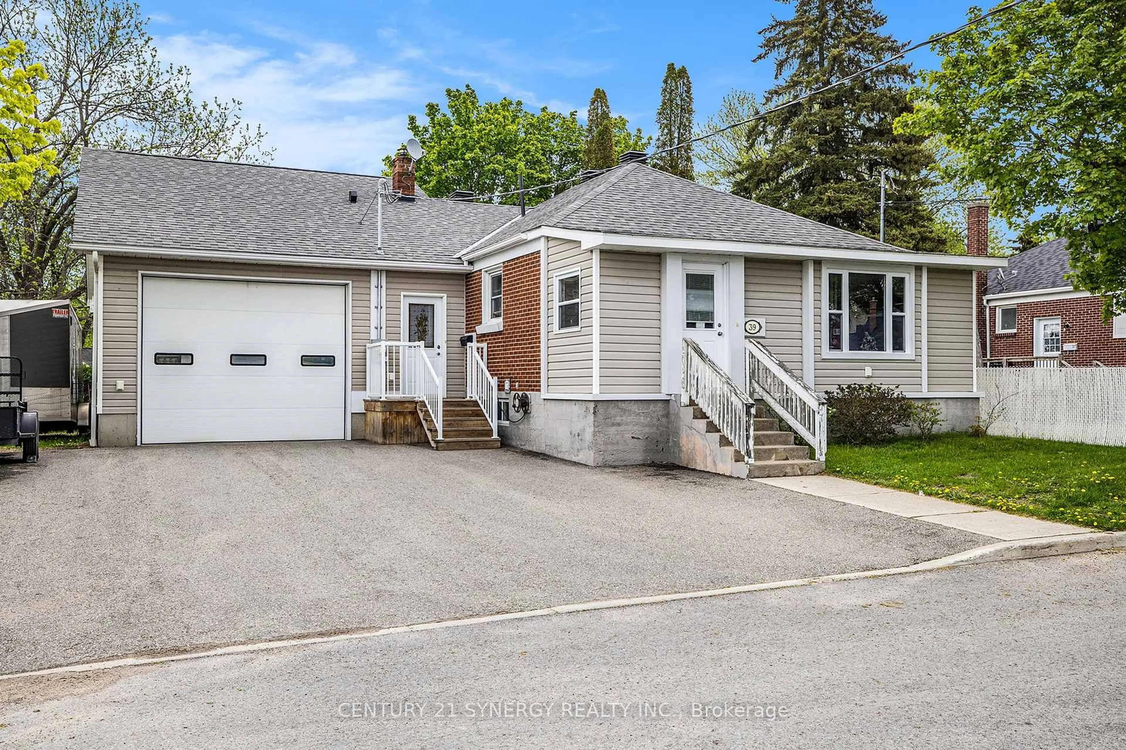 A pic from outside/outdoor area/front of a property/back of a property/a pic from drone, street for 39 Condie St, Smiths Falls Ontario K7A 2T3