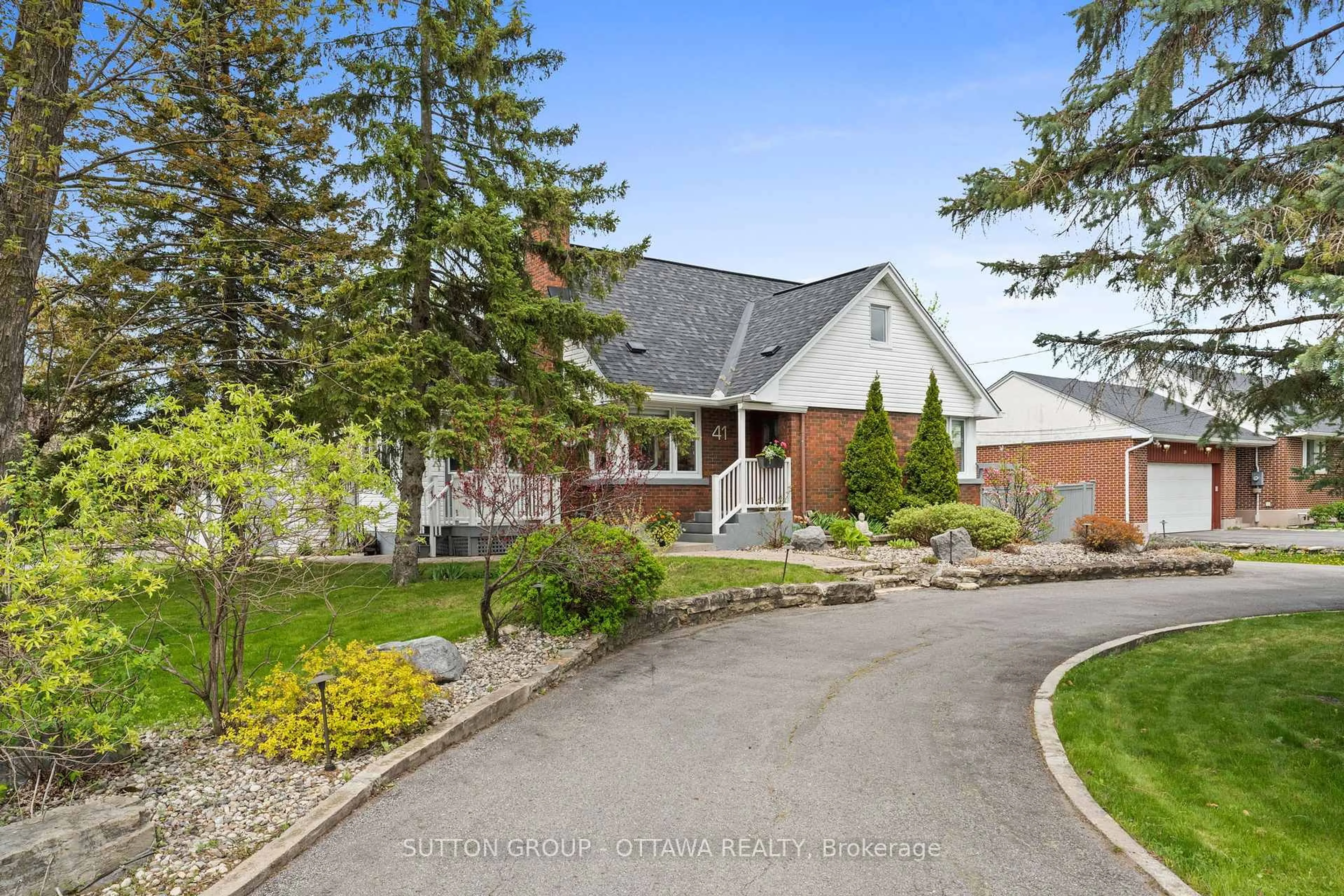 A pic from outside/outdoor area/front of a property/back of a property/a pic from drone, street for 41 Argue Dr, Ottawa Ontario K2E 6S3