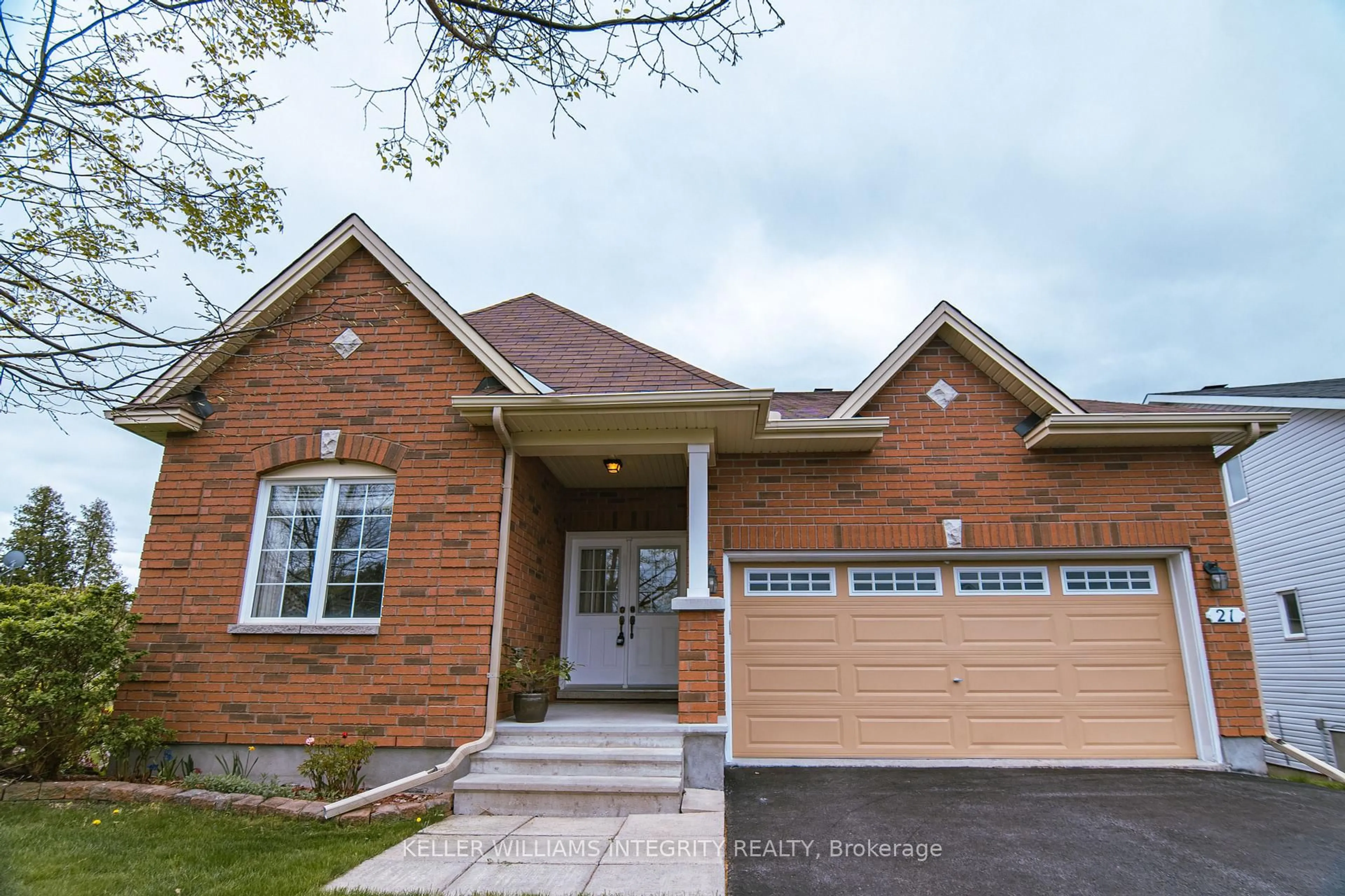 Home with brick exterior material, street for 21 Edward Vince Evans Crt, Arnprior Ontario K7S 0K5