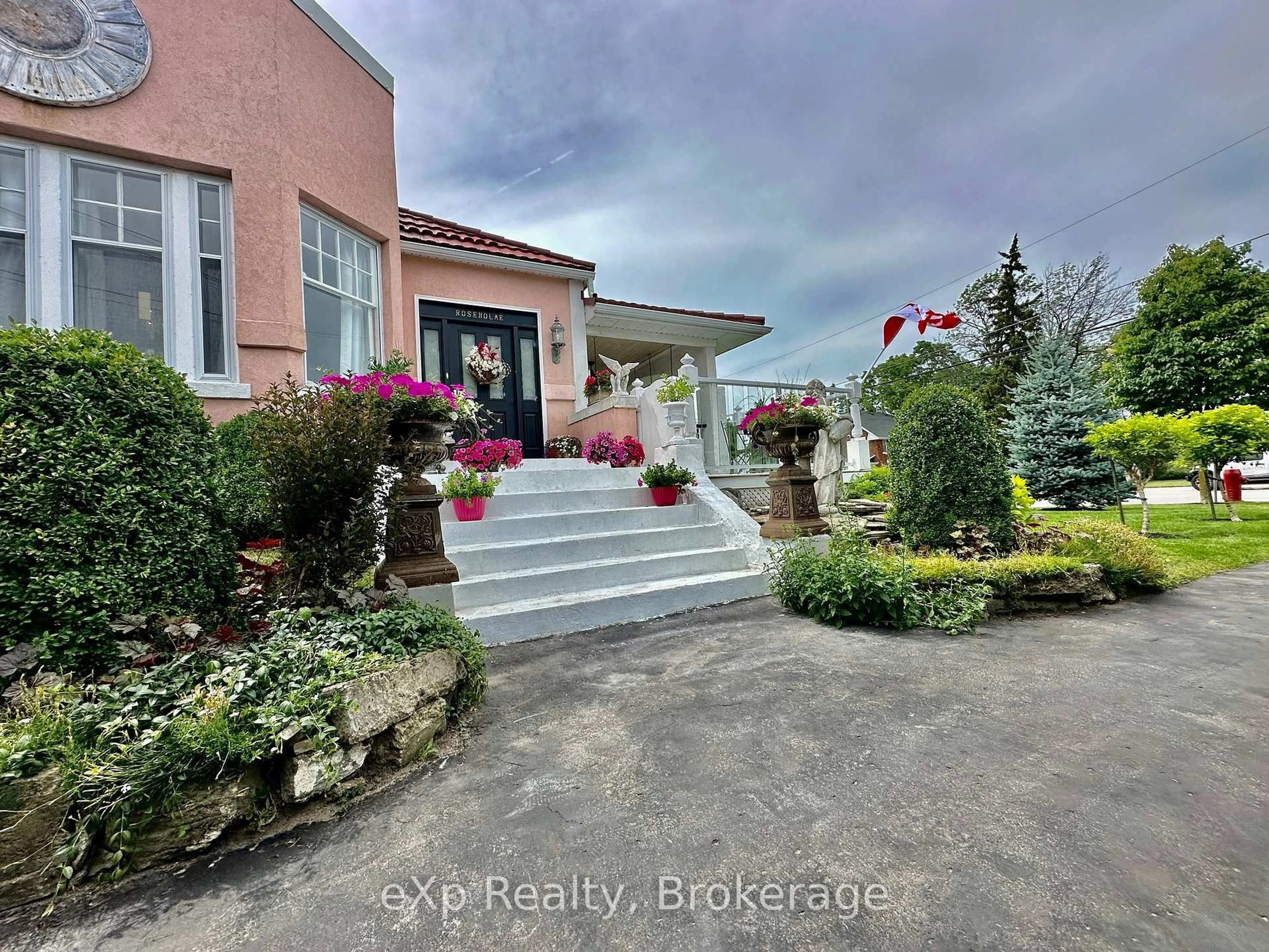 Indoor foyer for 85 10th St, Hanover Ontario N4N 1M9