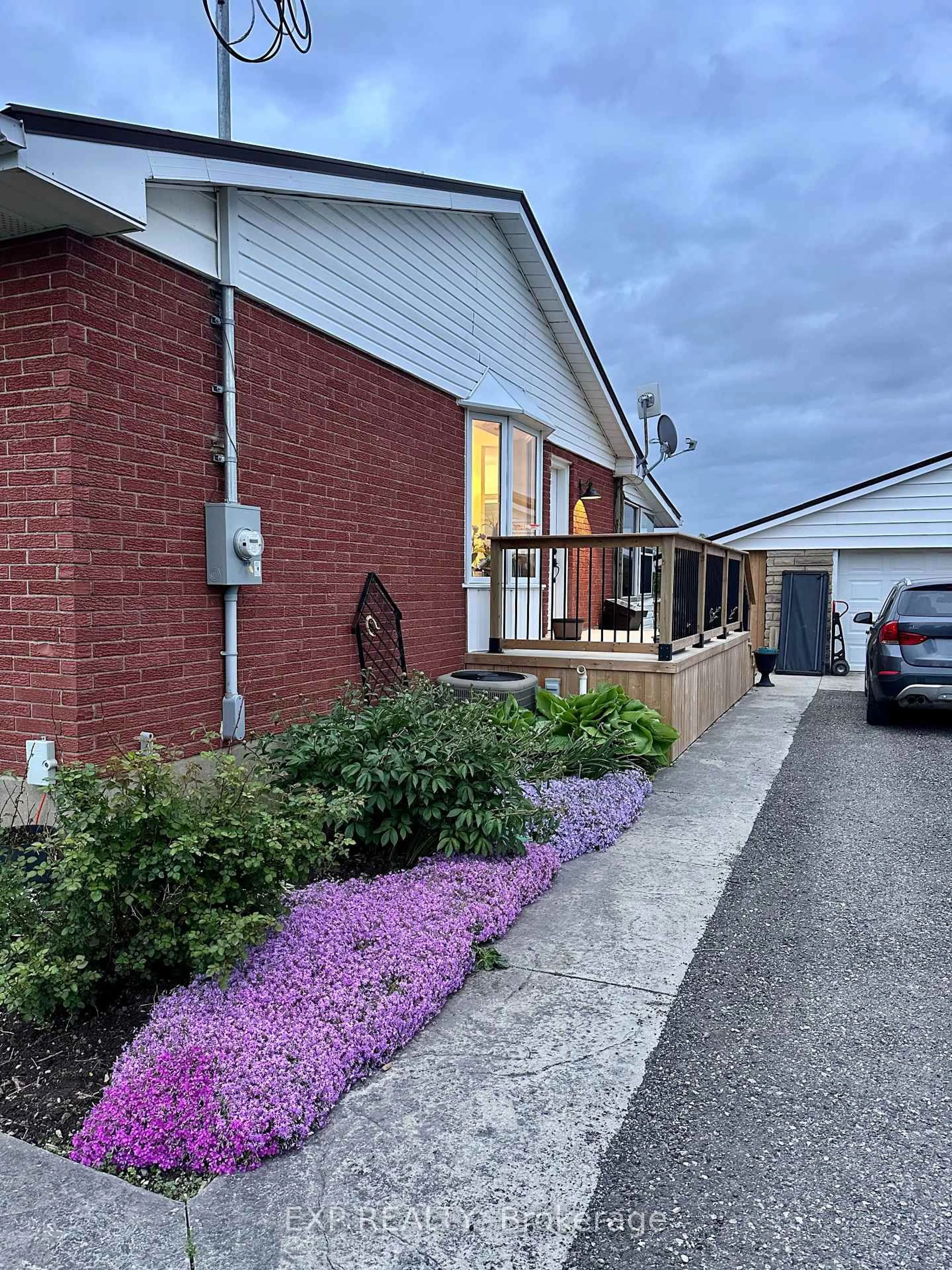 A pic from outside/outdoor area/front of a property/back of a property/a pic from drone, street for 9235 Hickory Dr, Strathroy-Caradoc Ontario N7G 3H3