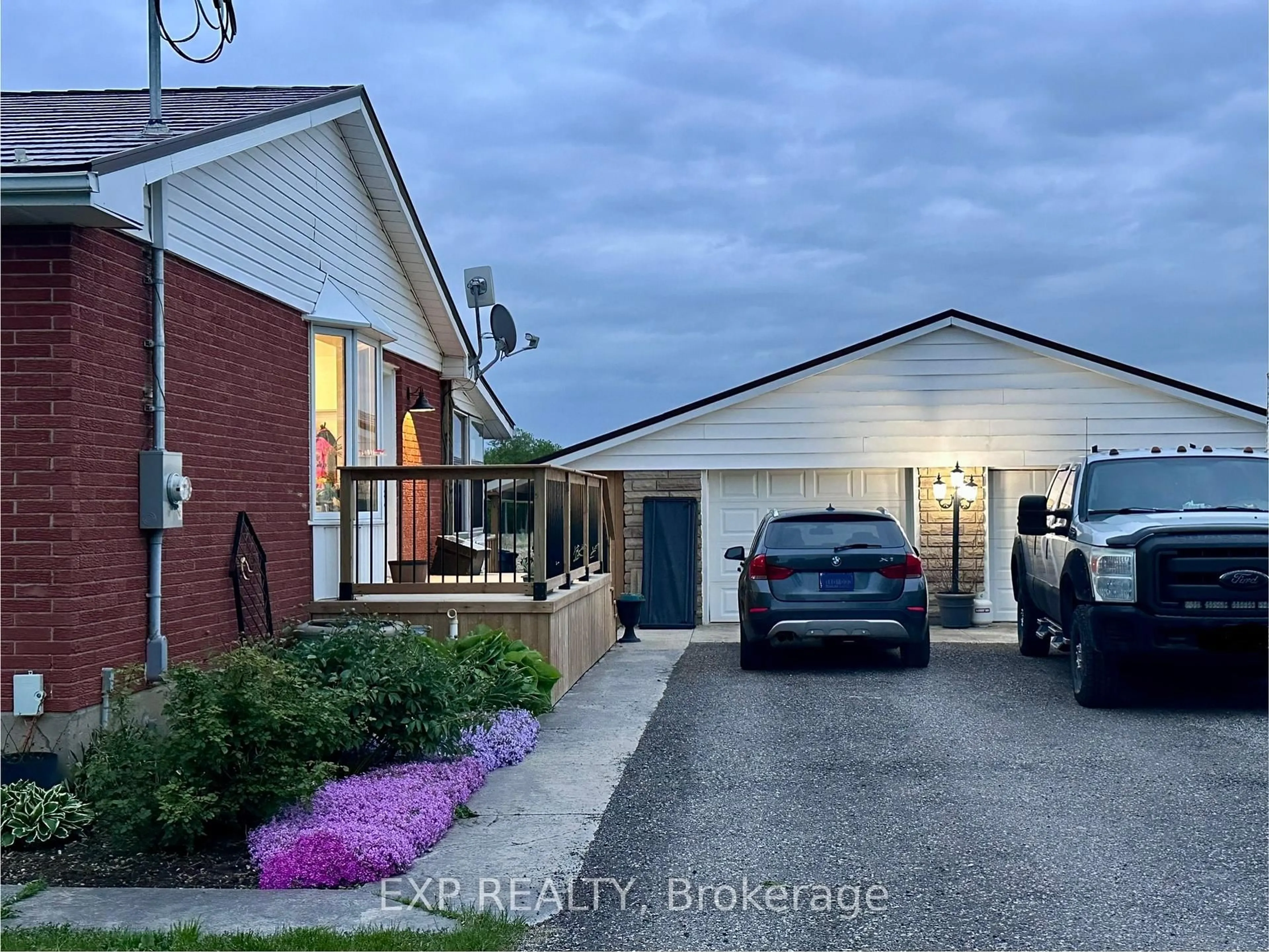 A pic from outside/outdoor area/front of a property/back of a property/a pic from drone, street for 9235 Hickory Dr, Strathroy-Caradoc Ontario N7G 3H3
