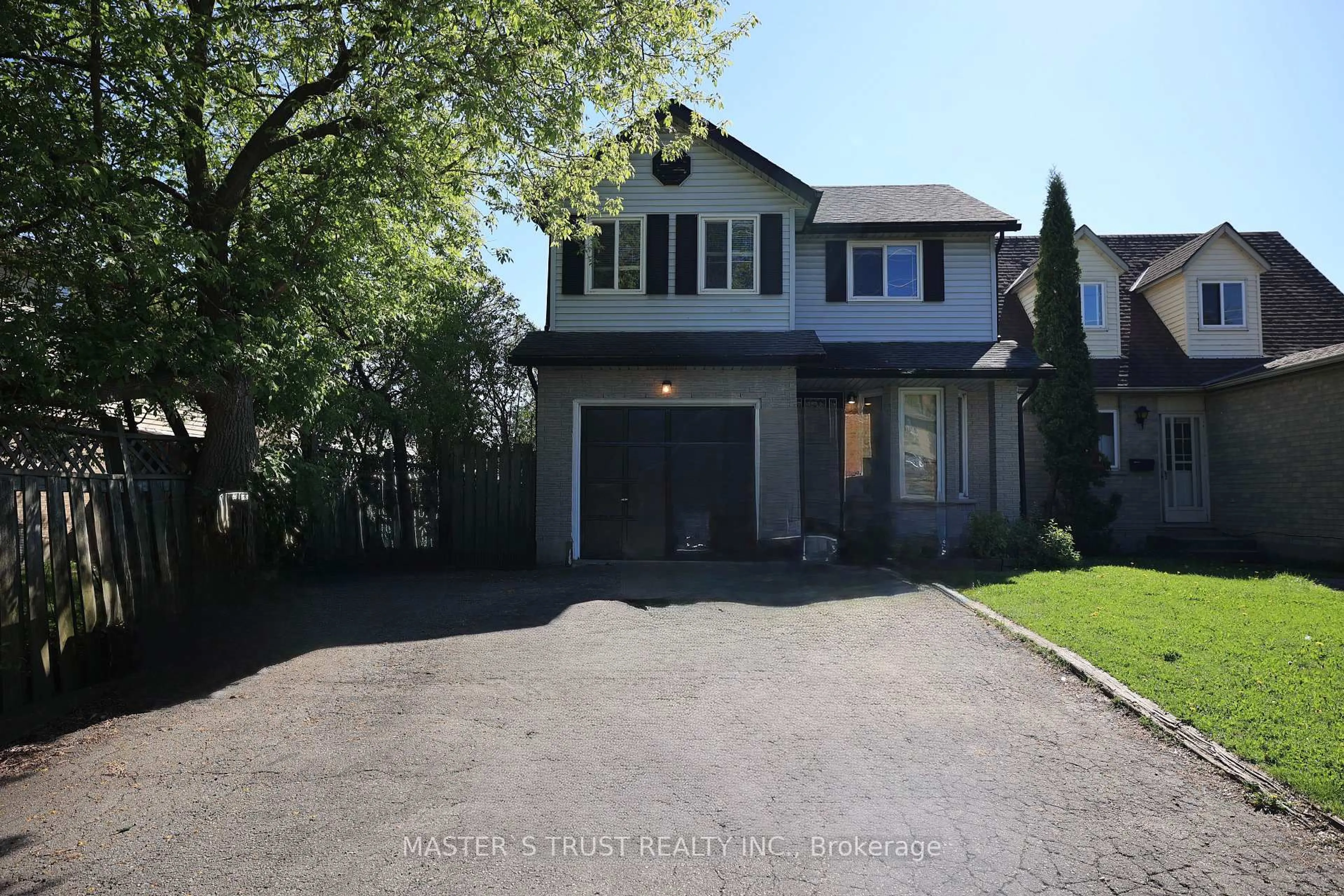 A pic from outside/outdoor area/front of a property/back of a property/a pic from drone, street for 559 Edinburgh Rd, Guelph Ontario N1G 4E7