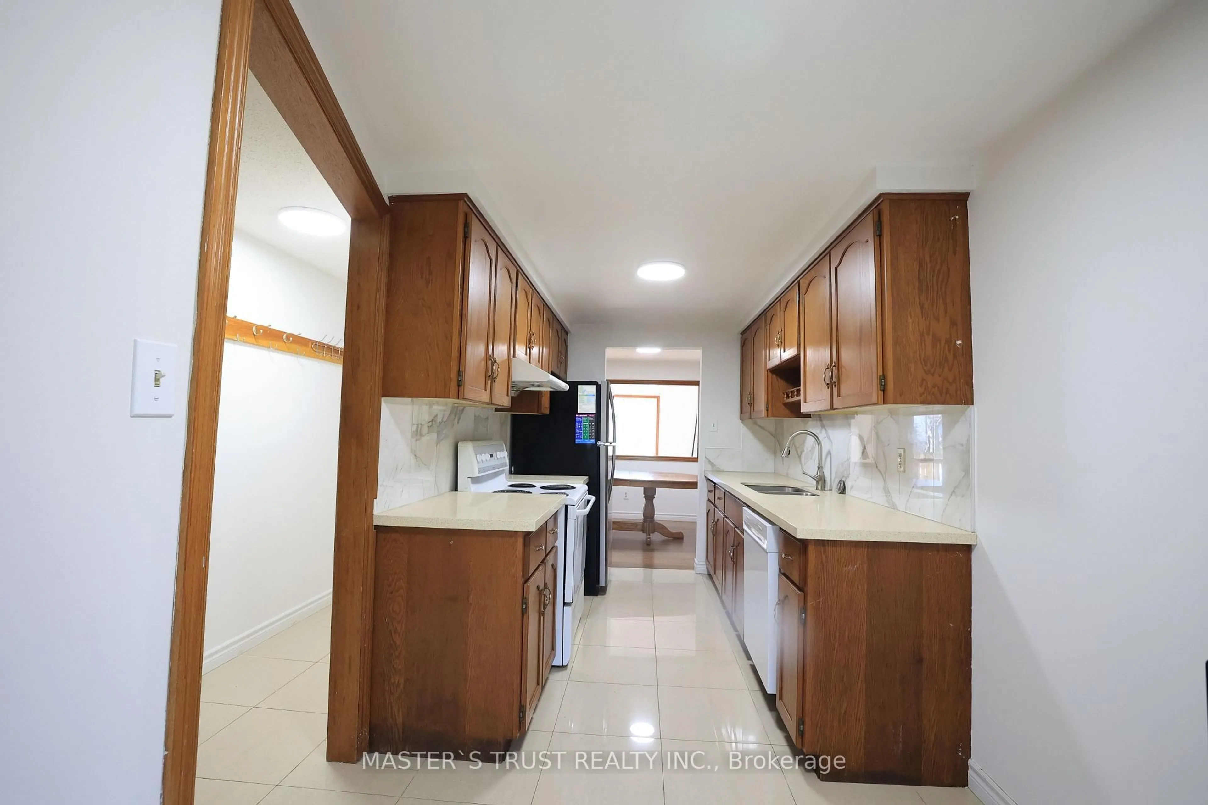 Standard kitchen, ceramic/tile floor for 559 Edinburgh Rd, Guelph Ontario N1G 4E7