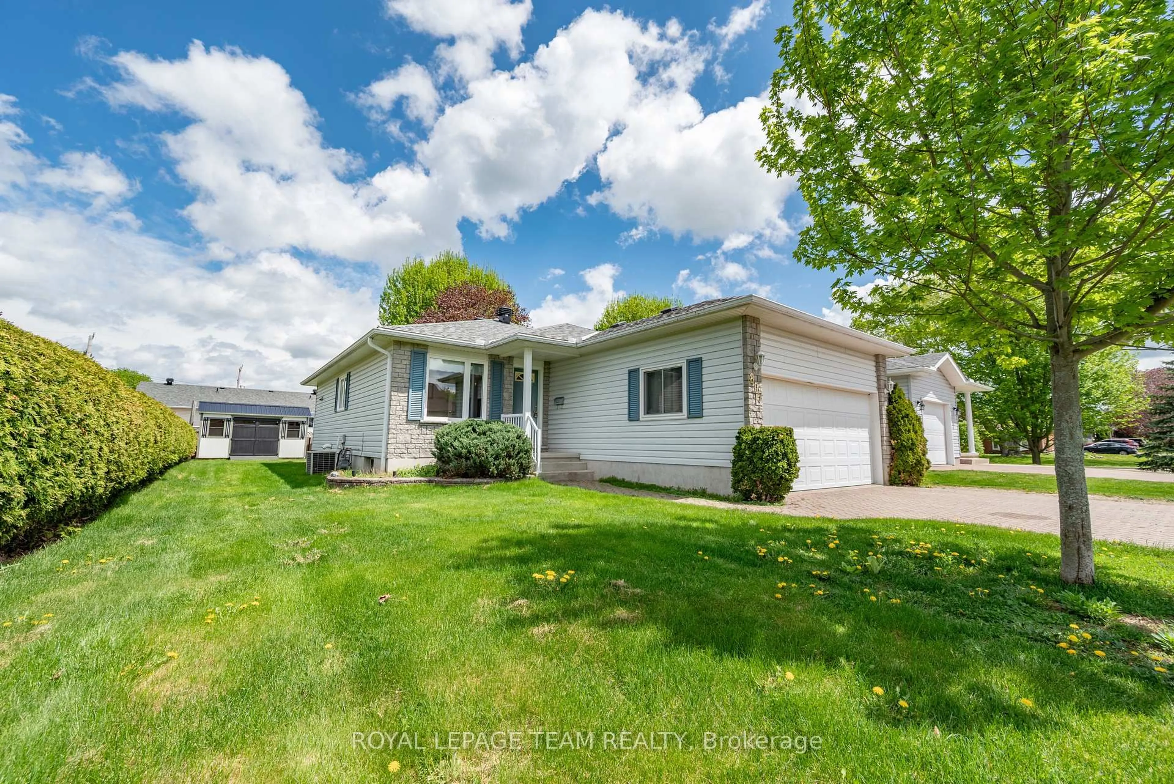 Home with vinyl exterior material, street for 807 Kedrosky Dr, Renfrew Ontario K7V 4M5