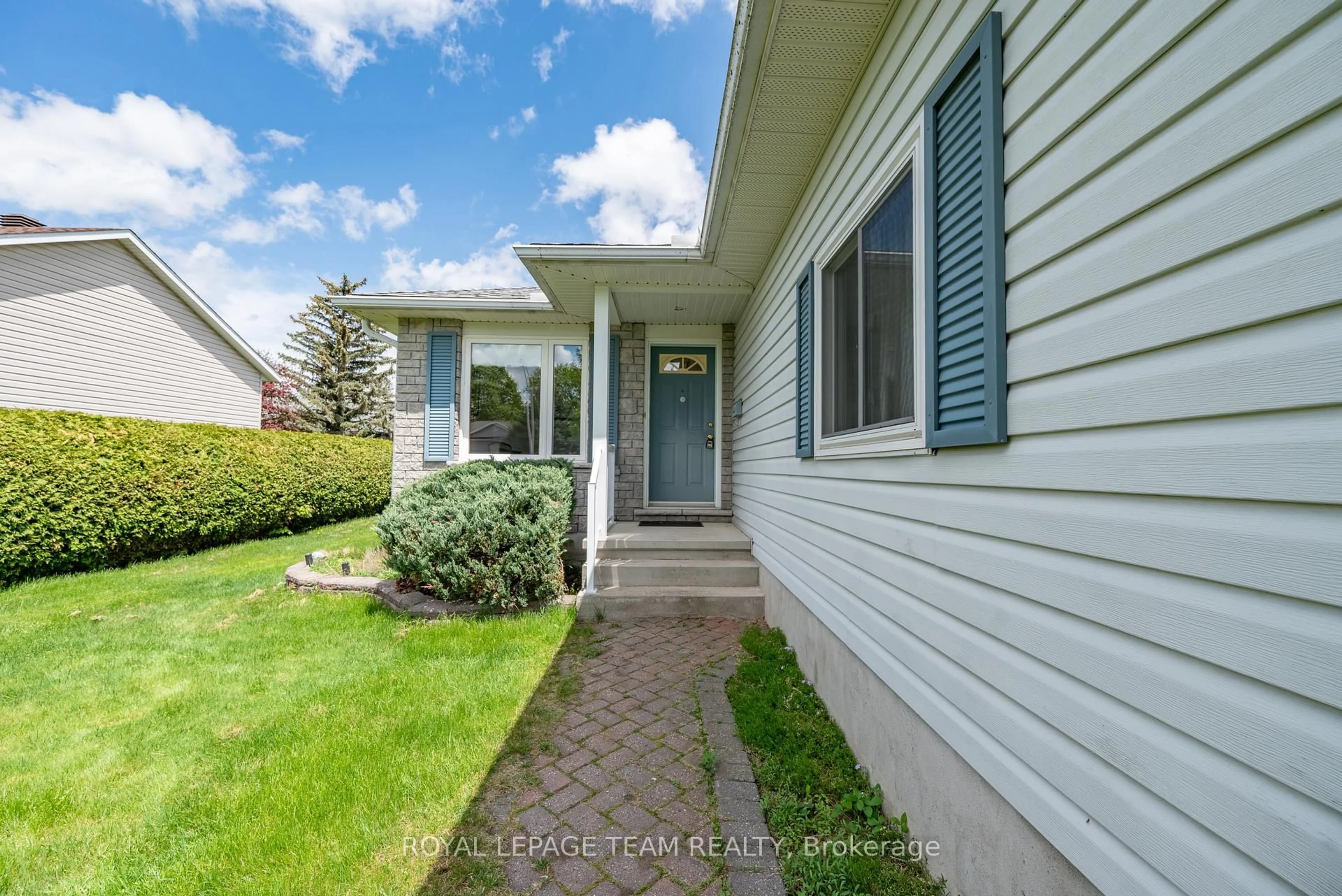 Home with vinyl exterior material, street for 807 Kedrosky Dr, Renfrew Ontario K7V 4M5