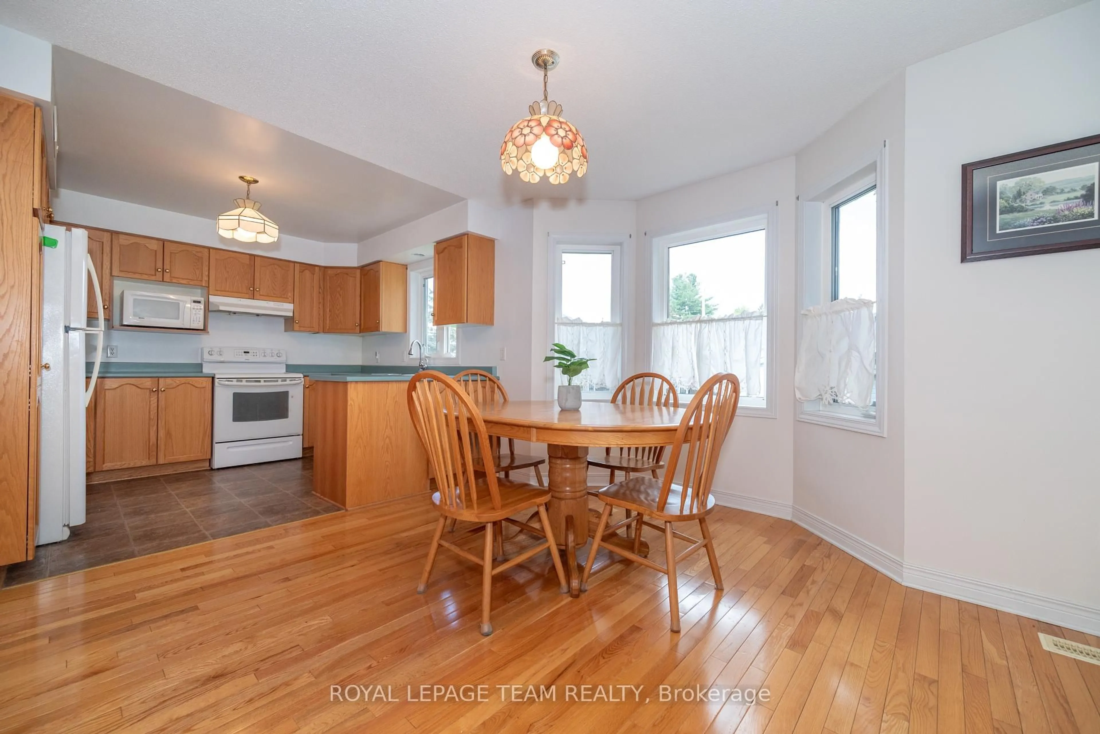 Dining room, wood/laminate floor for 807 Kedrosky Dr, Renfrew Ontario K7V 4M5
