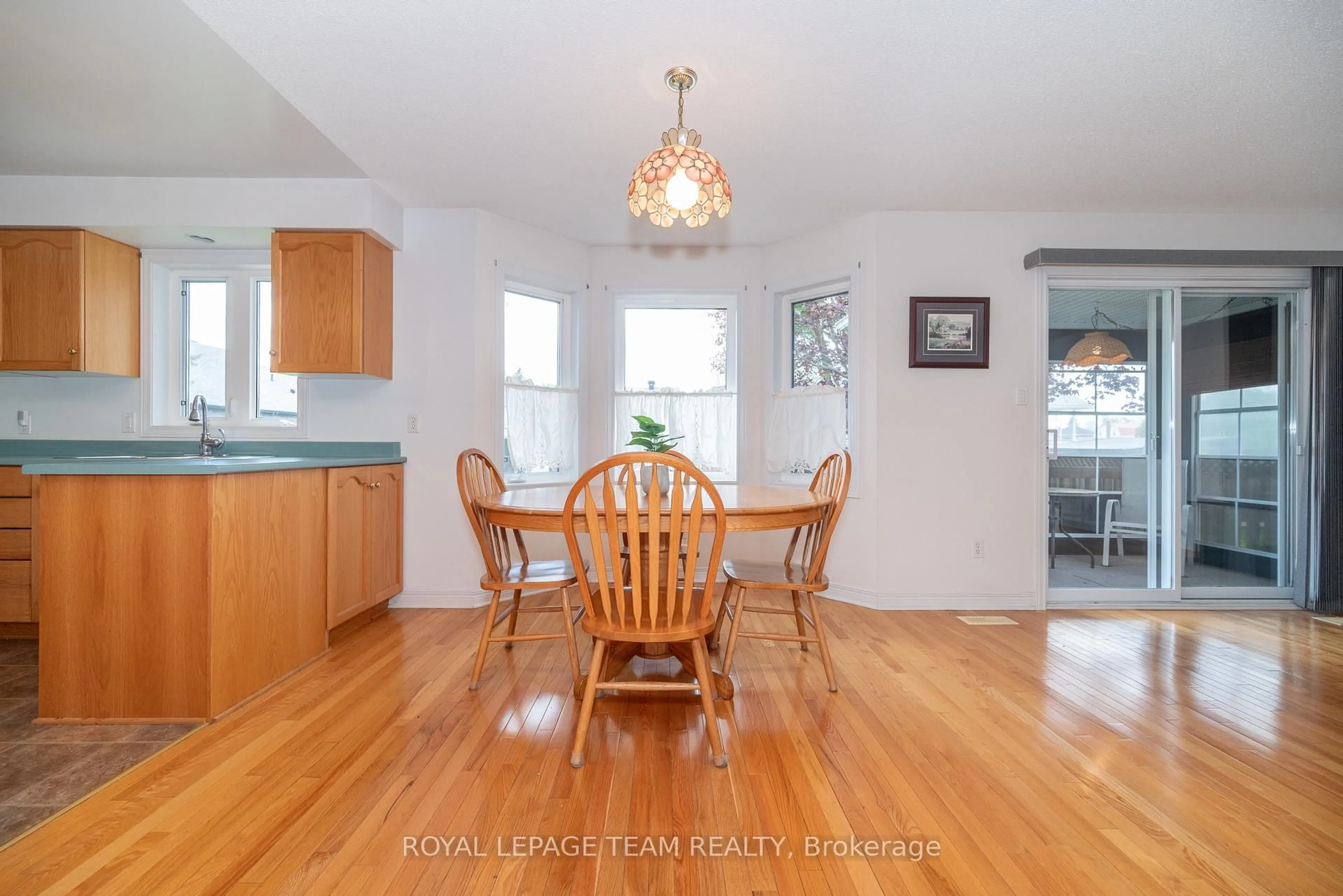 Dining room, wood/laminate floor for 807 Kedrosky Dr, Renfrew Ontario K7V 4M5