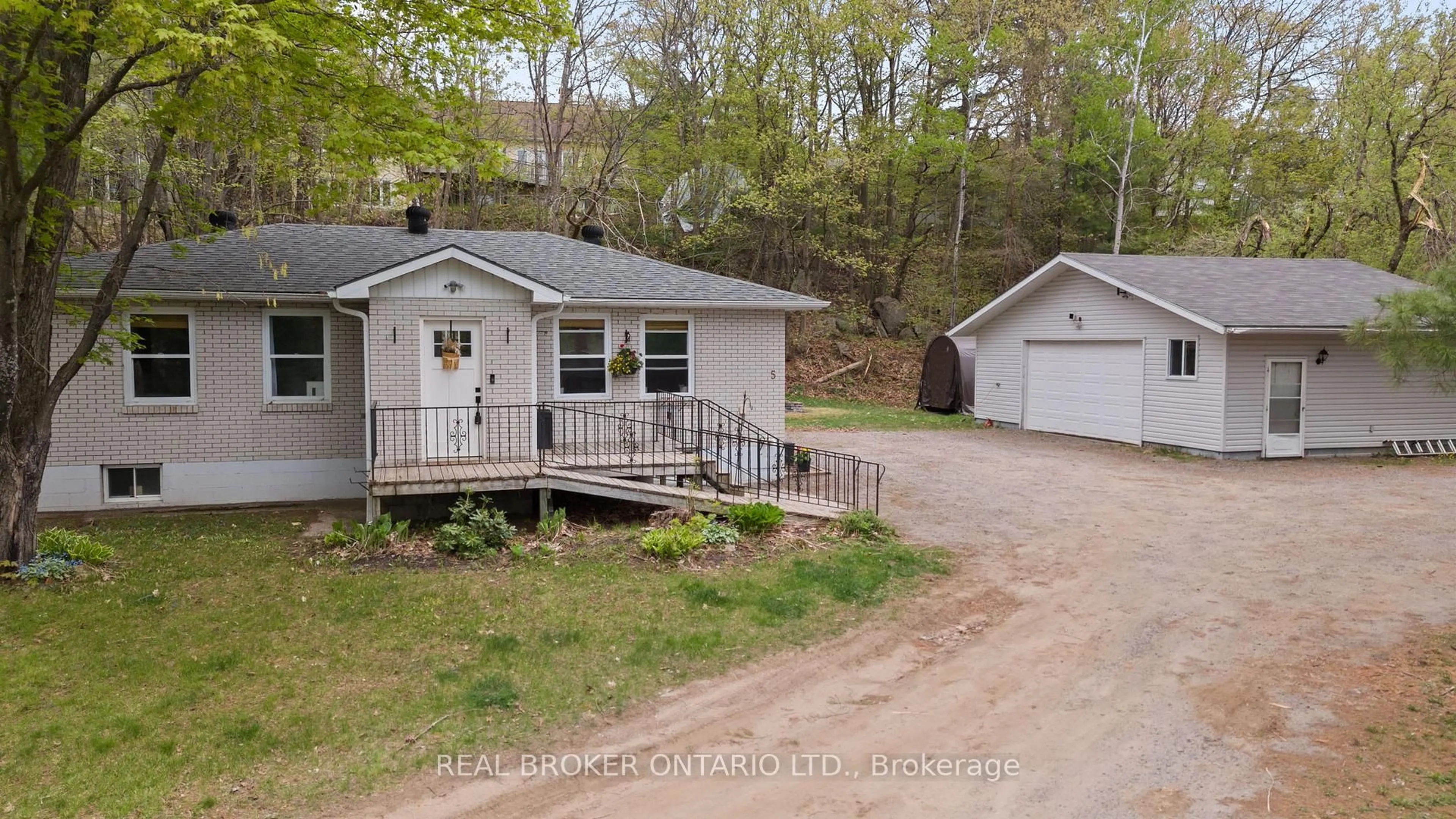 A pic from outside/outdoor area/front of a property/back of a property/a pic from drone, street for 5 Wilshier Blvd, Bracebridge Ontario P1L 1K9