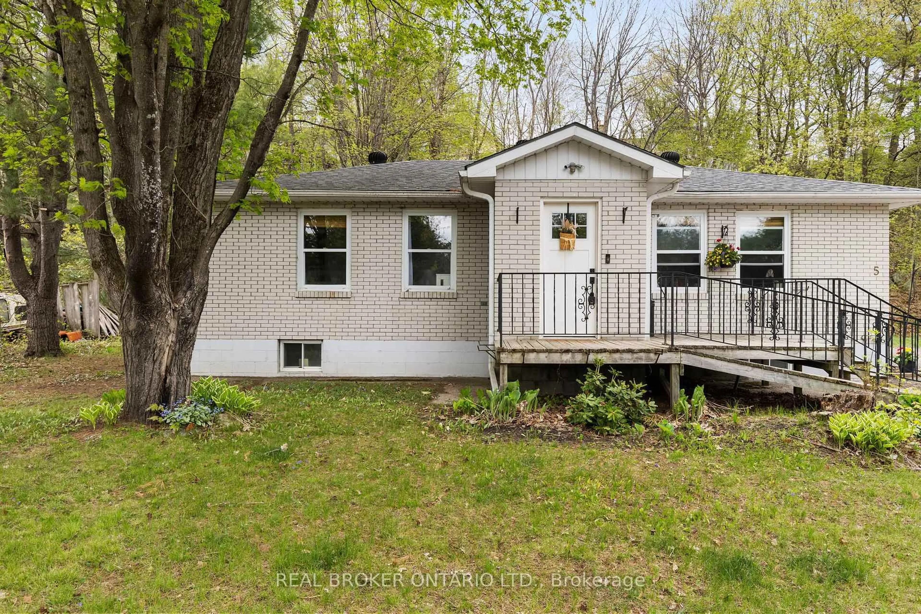 Home with vinyl exterior material, unknown for 5 Wilshier Blvd, Bracebridge Ontario P1L 1K9