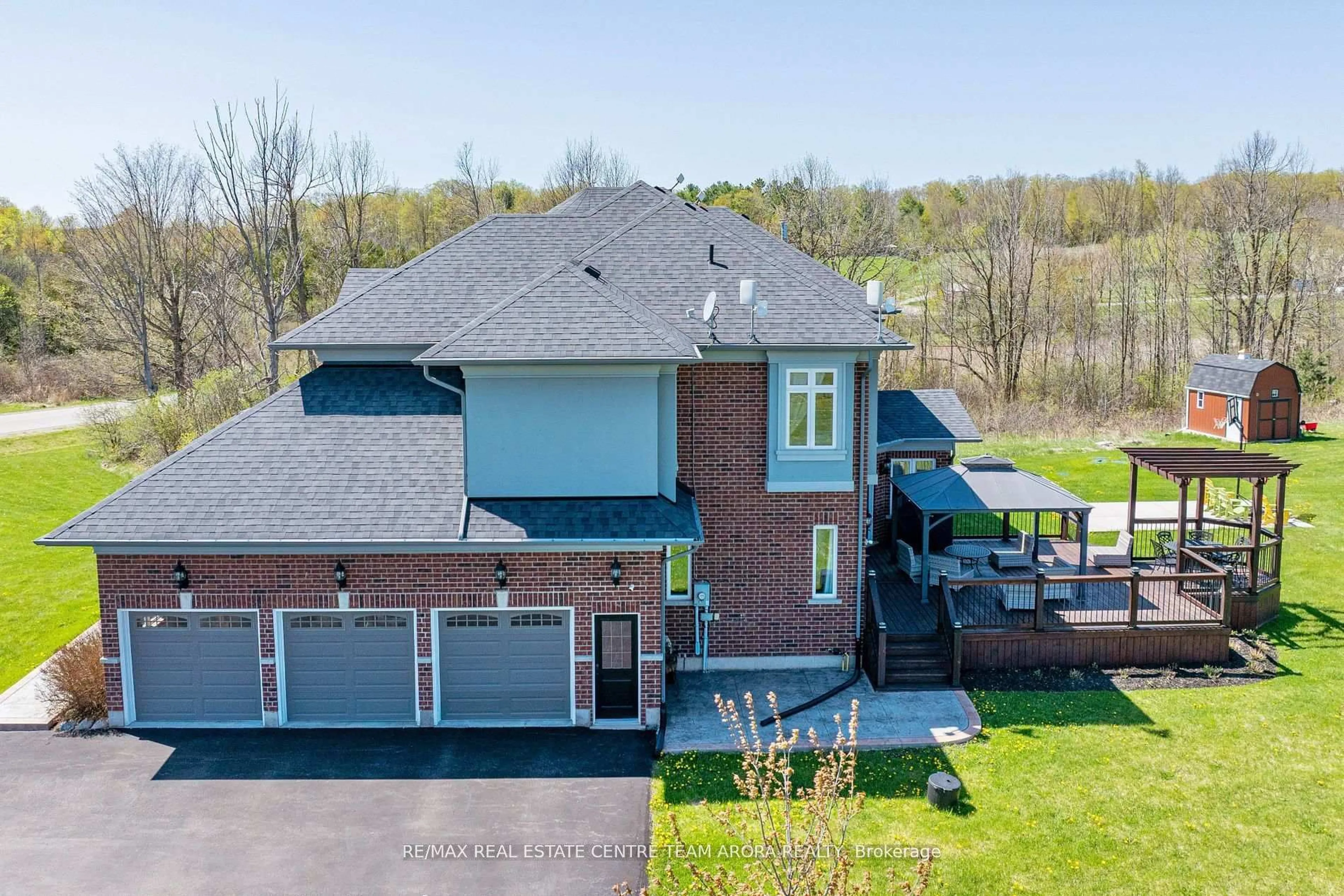 A pic from outside/outdoor area/front of a property/back of a property/a pic from drone, unknown for 100 Chesswood Tr, Hamilton Ontario L8N 2Z7