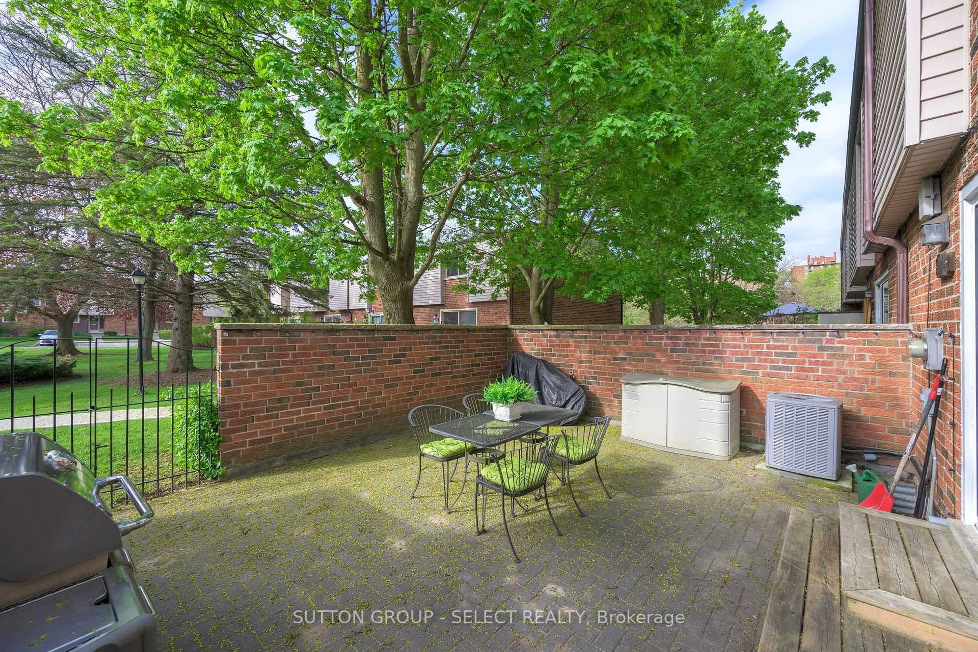 Patio, street for 716 Fanshawe Park Rd, London North Ontario N5X 2B9