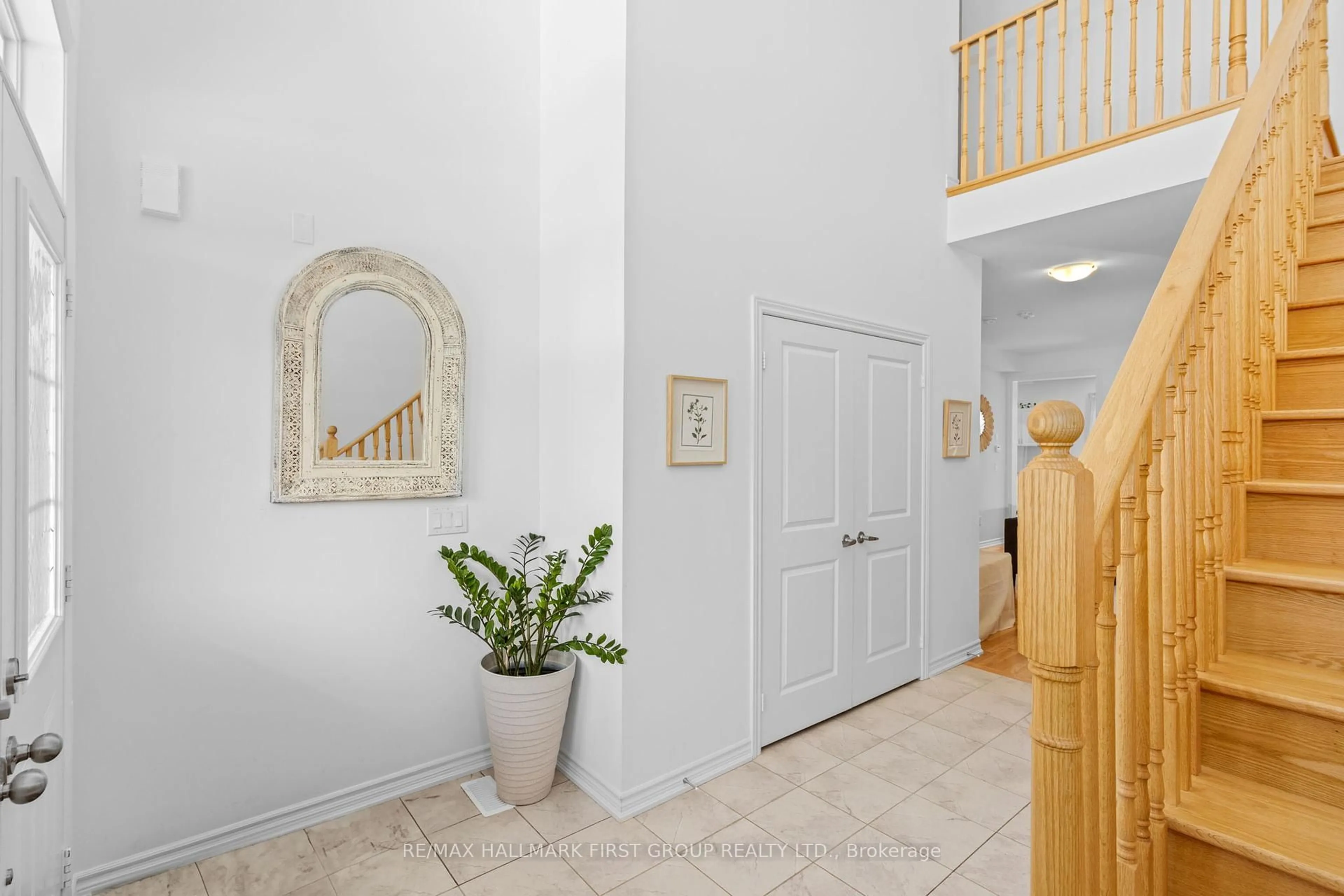 Indoor foyer for 27 Corbett St, Southgate Ontario N0C 1B0
