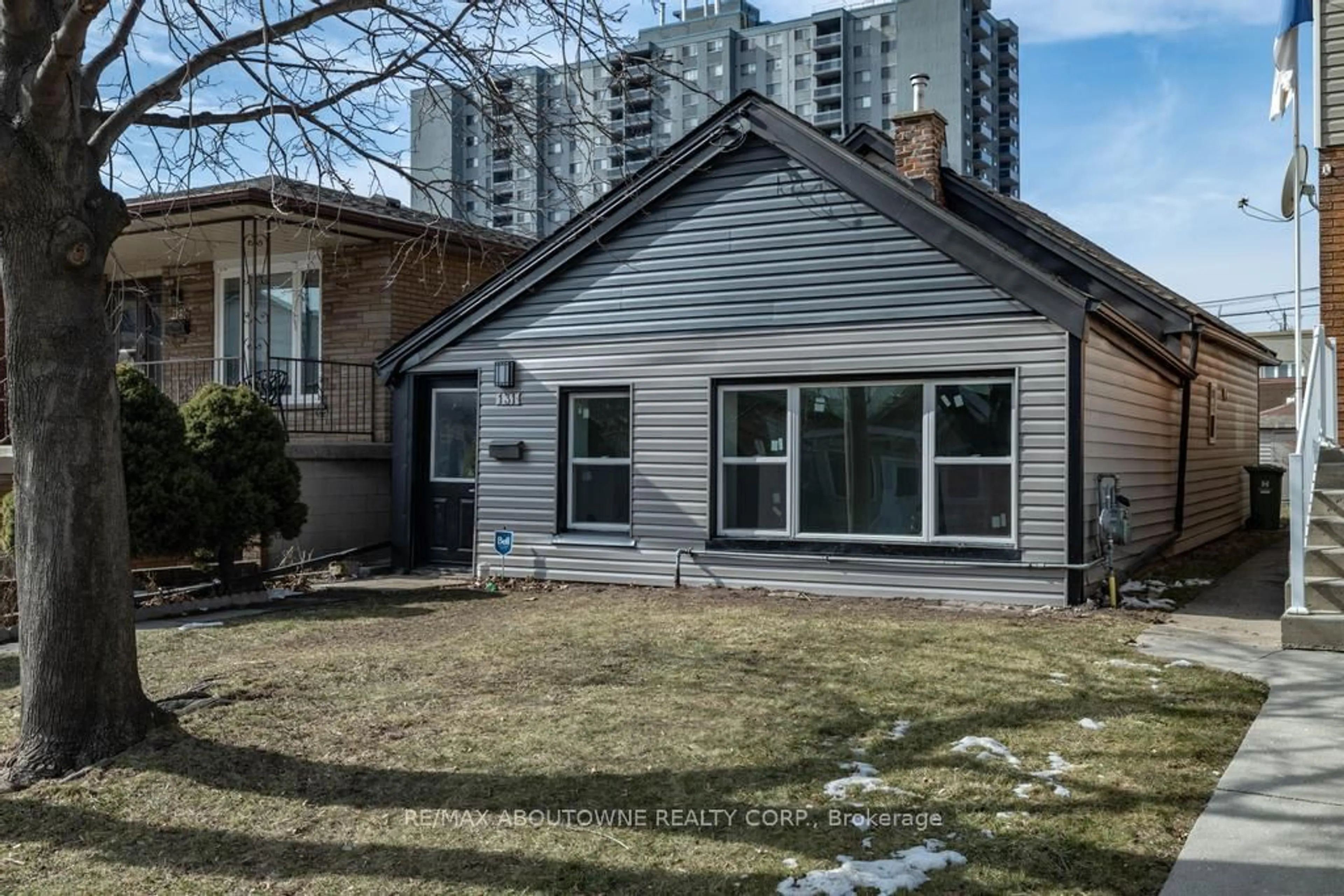 Home with vinyl exterior material, street for 131 West Ave, Hamilton Ontario L8L 5C4