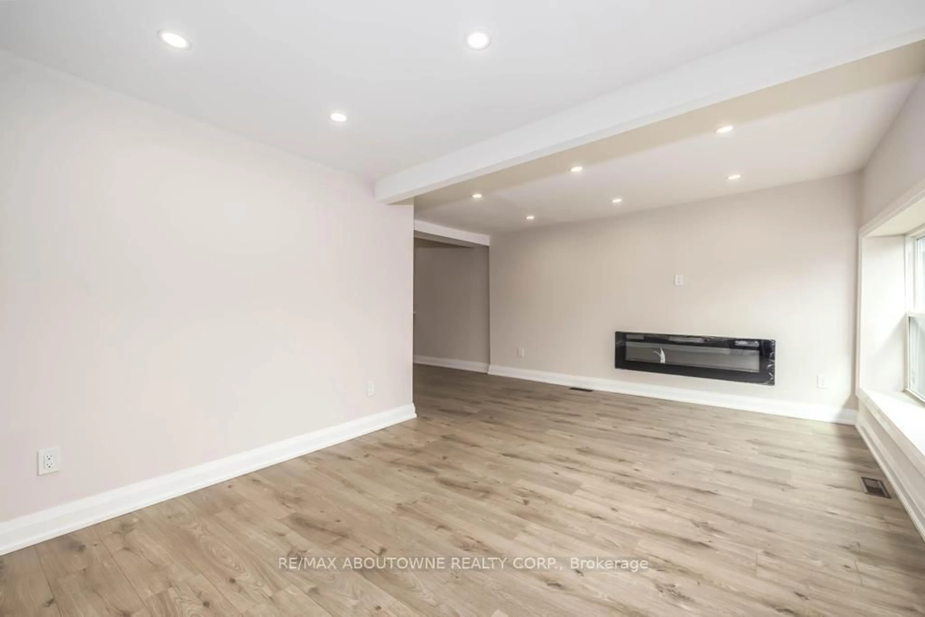 A pic of a room for 131 West Ave, Hamilton Ontario L8L 5C4