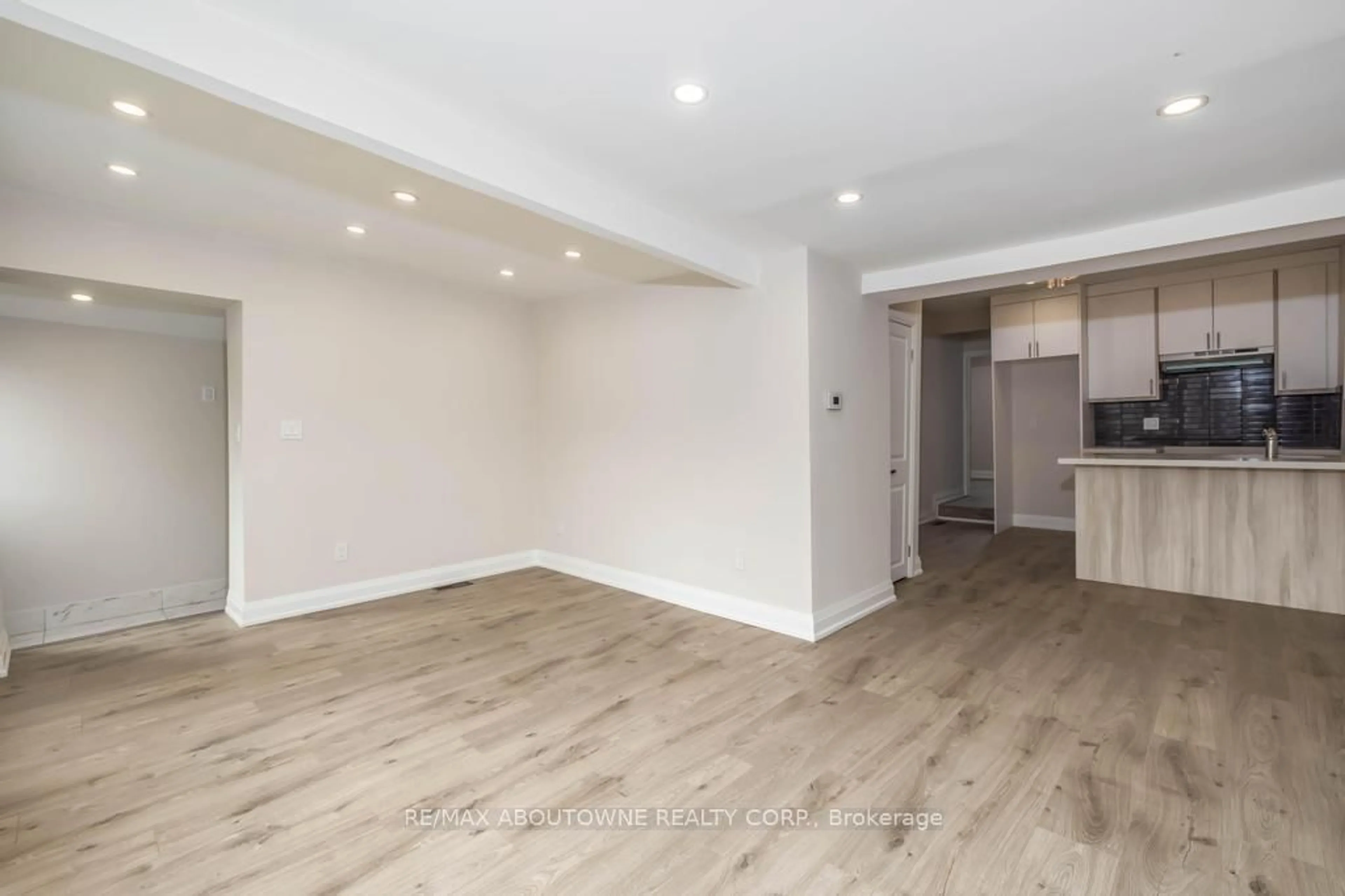 A pic of a room for 131 West Ave, Hamilton Ontario L8L 5C4